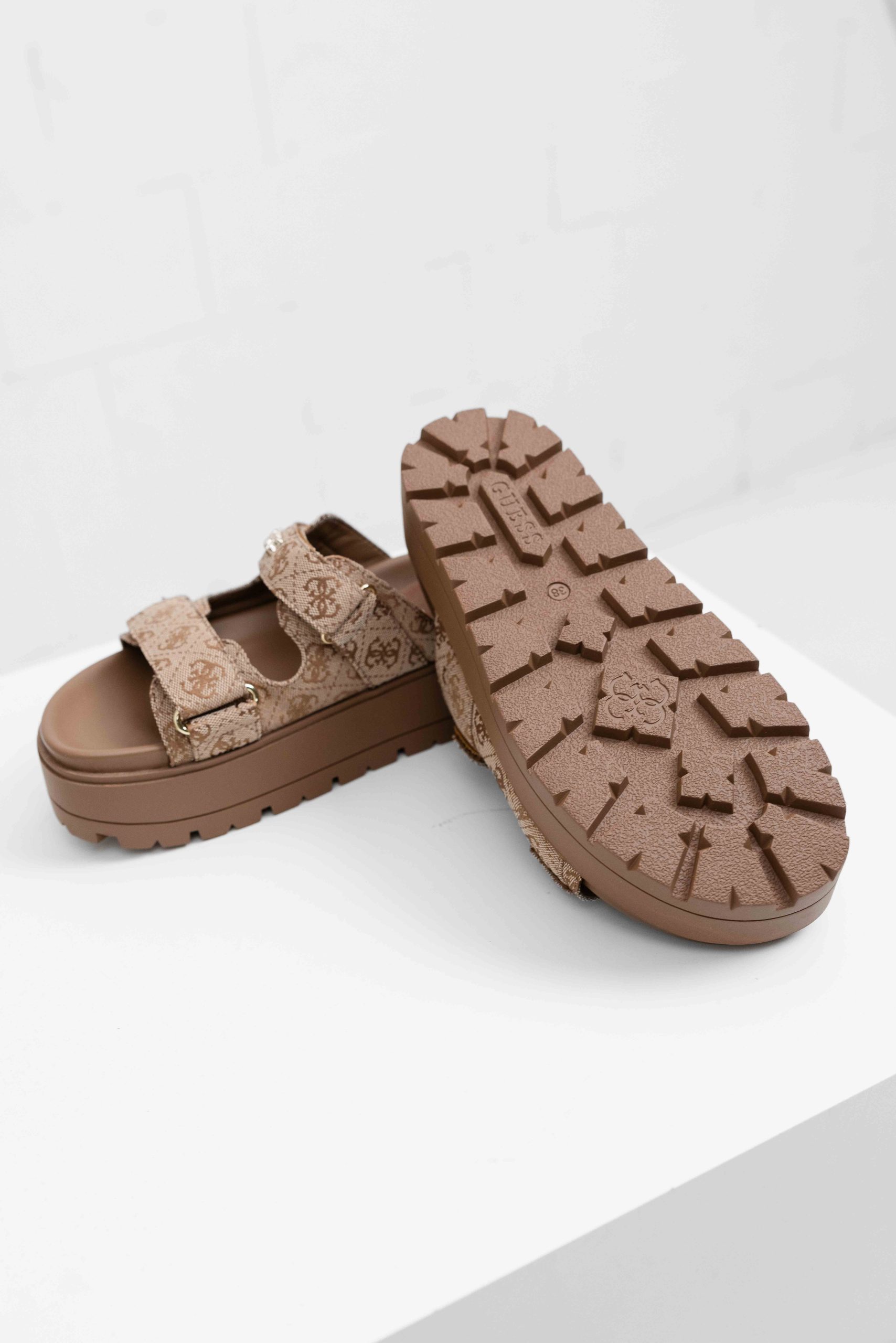 Guess Faxon 2 Sandalen Dames Beige
