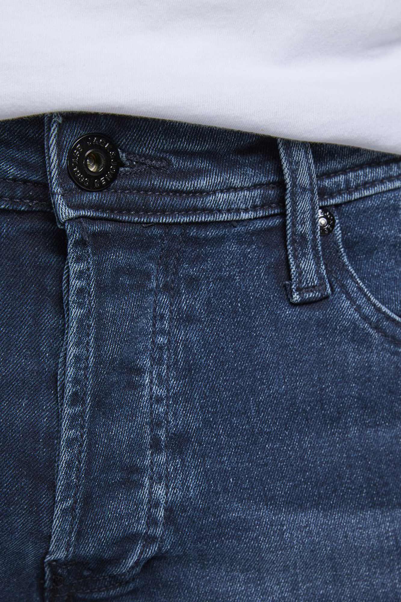 calça jeans slim fit afunilada