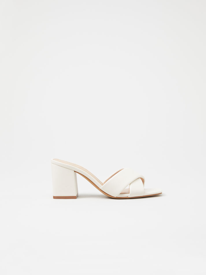 Sandália cruzada acolchoada - Branco-creme