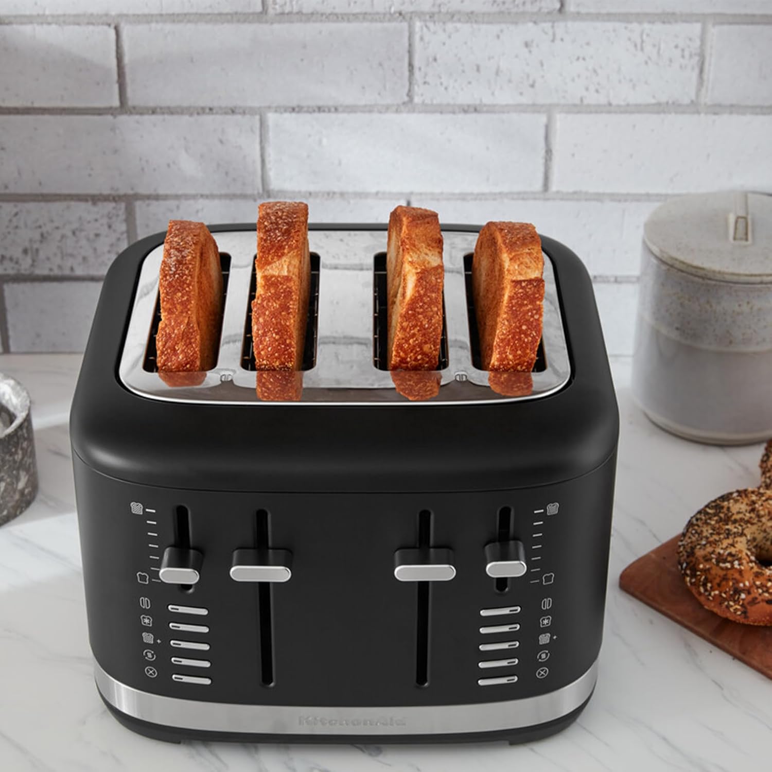 KitchenAid 5KMT4109EBM Toaster für 4 Scheiben, Manuelle Bedienung, 7 Bräunungsstufen, Extrabreite Schlitze (3,2 cm), Ganzmetallgehäuse, Auftau-, Bagel- & Aufwärmfunktion, 1960W, Matt-Schwarz