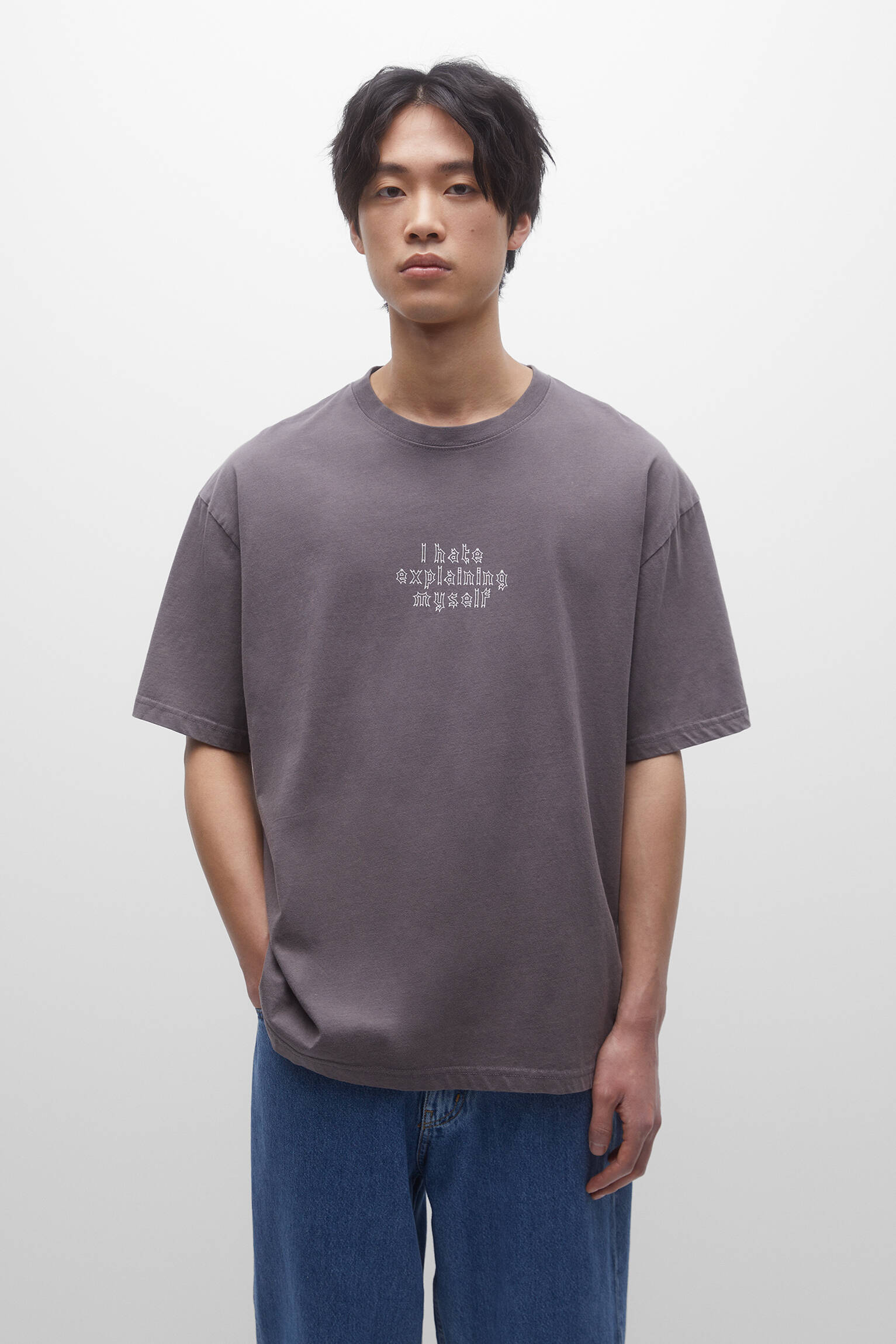 CAMISETA DE MANGA CURTA COM TEXTO - CINZA ESCURO