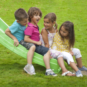 Speeltoestel Jungle Gym Totem grenen geïmpregneerd met glijbaan groen en 2-schommel module