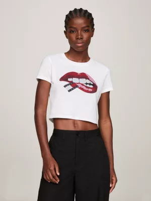 Camiseta cropped de malha lavada e modelagem slim.