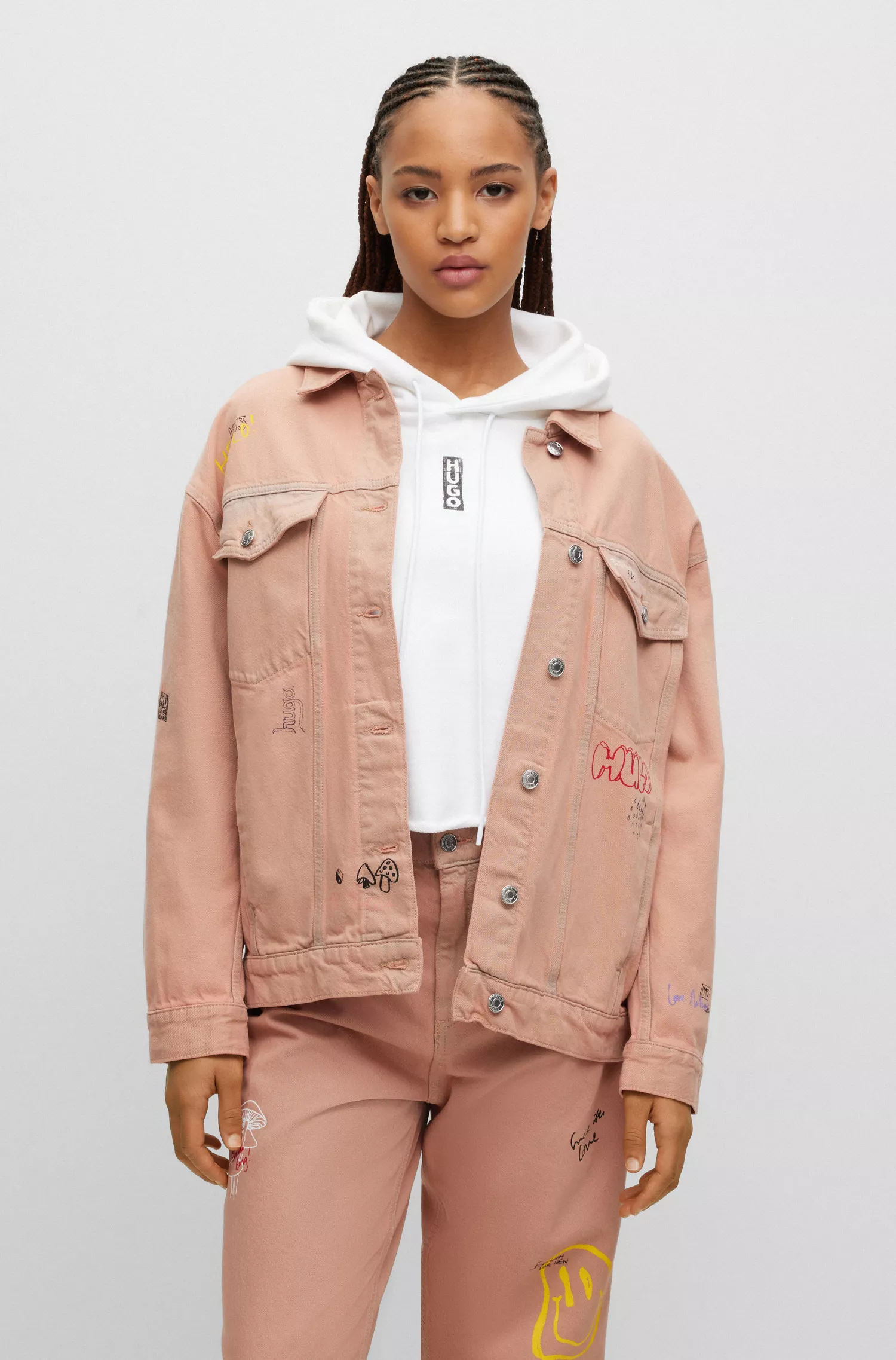 Jaqueta HUGO vermelha de modelagem oversized em jeans tingido com estampas de rabiscos.