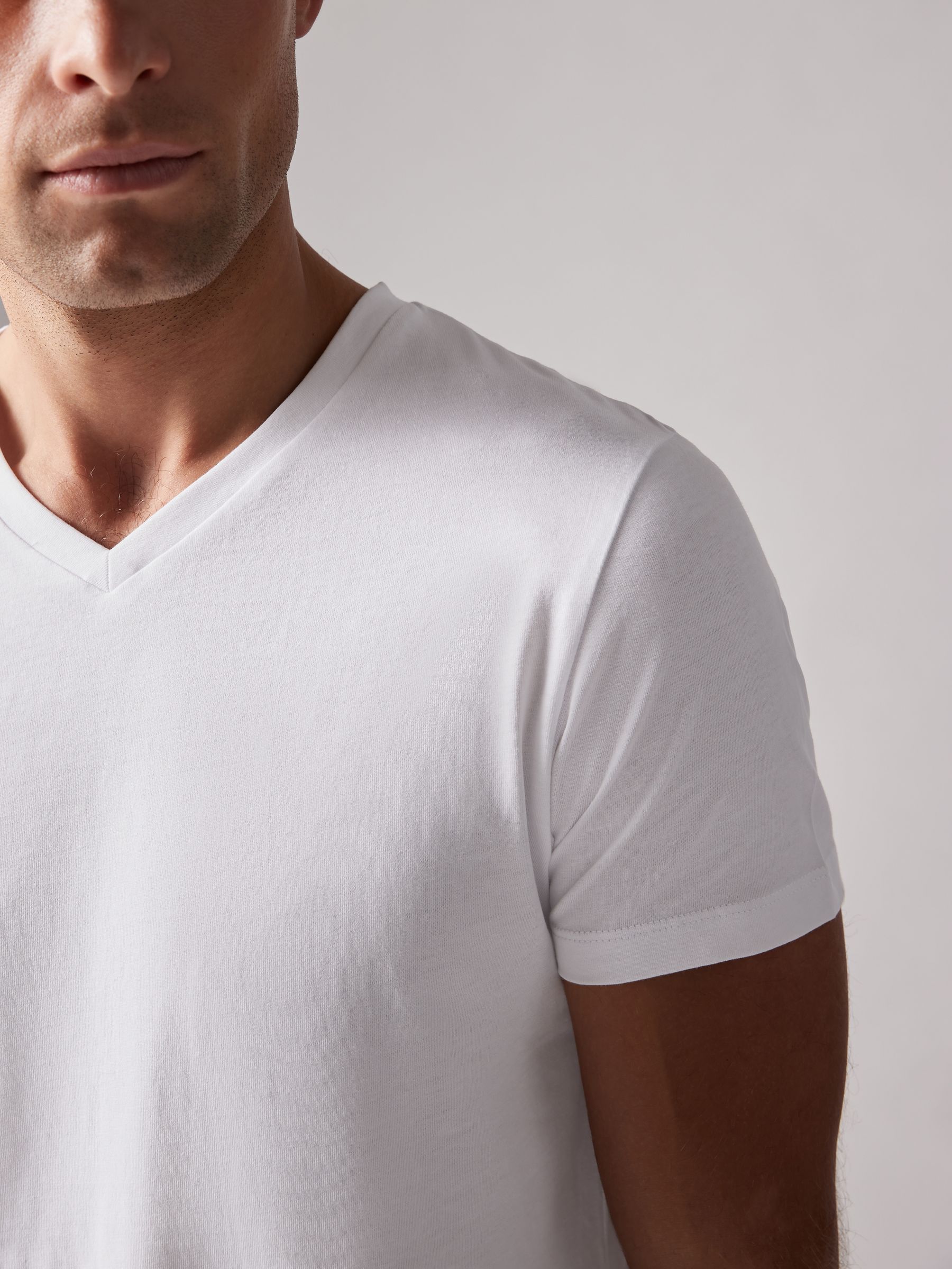 Wit - Verpakking van 5 slim-fit 100% katoenen T-shirts met V-hals en laagjes