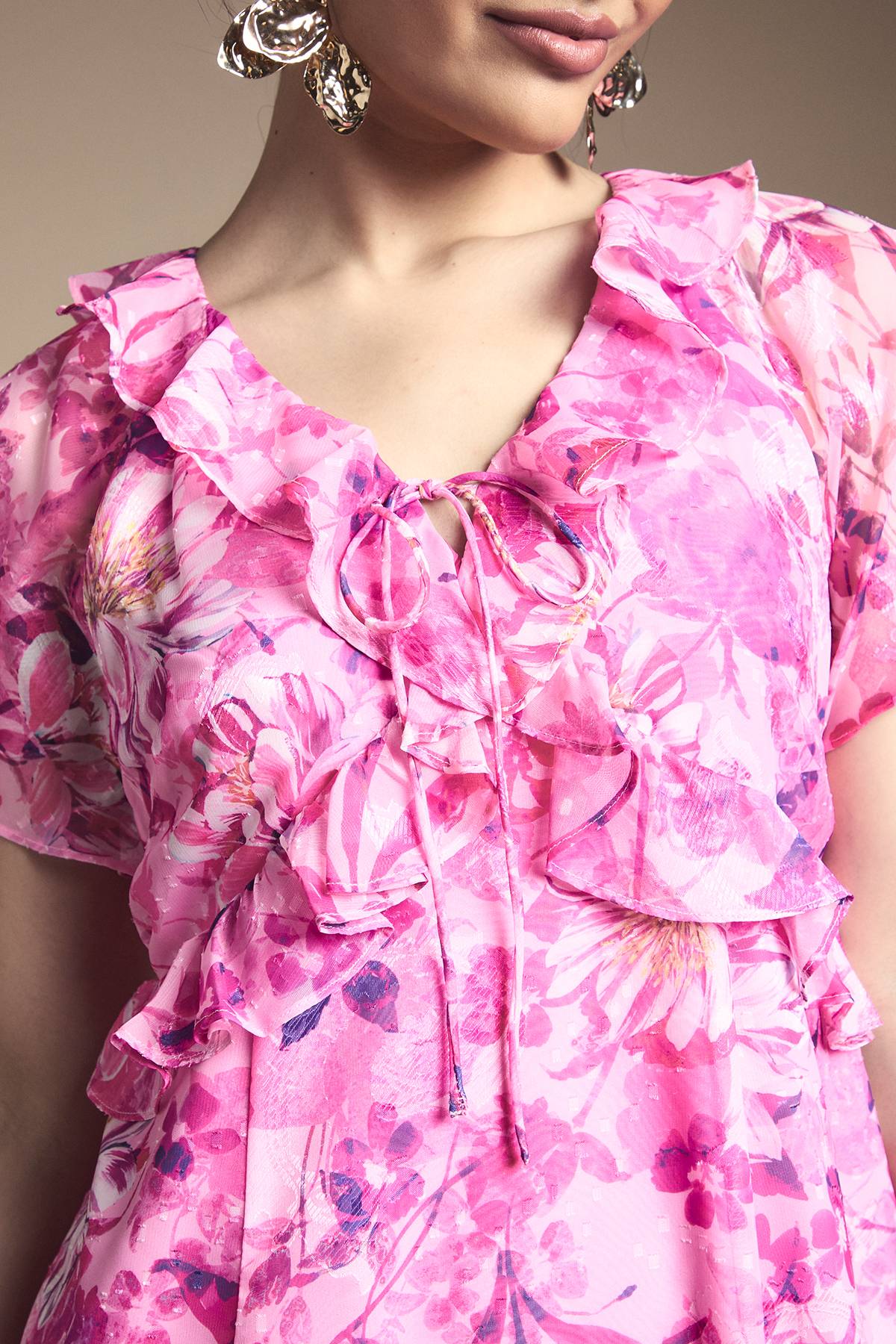 Wallis Robe Maxi Florale à Volants avec Nœud Devant