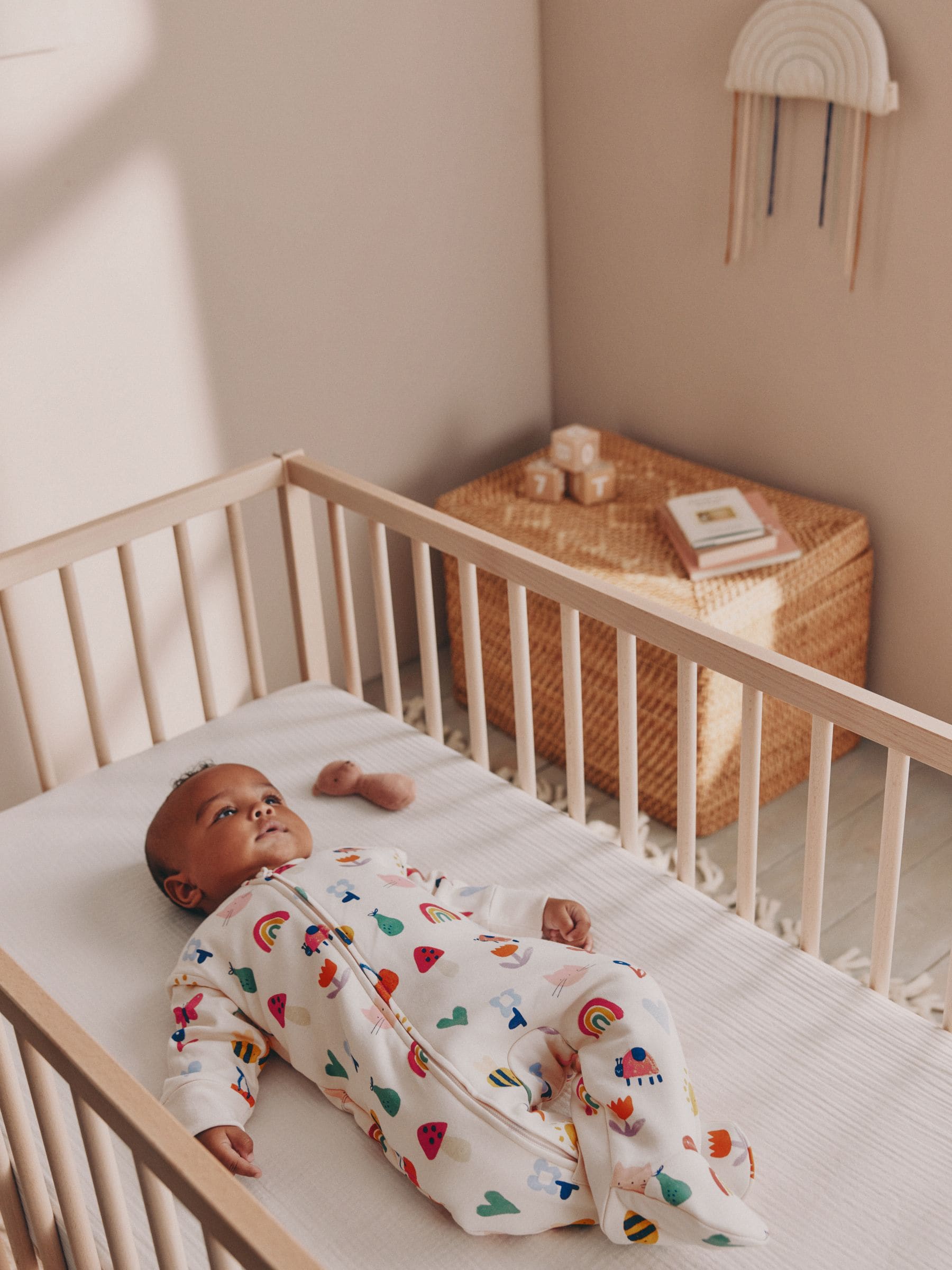 Felgekleurd met figuurtjes - 2.5 TOG gewatteerde babypyjama