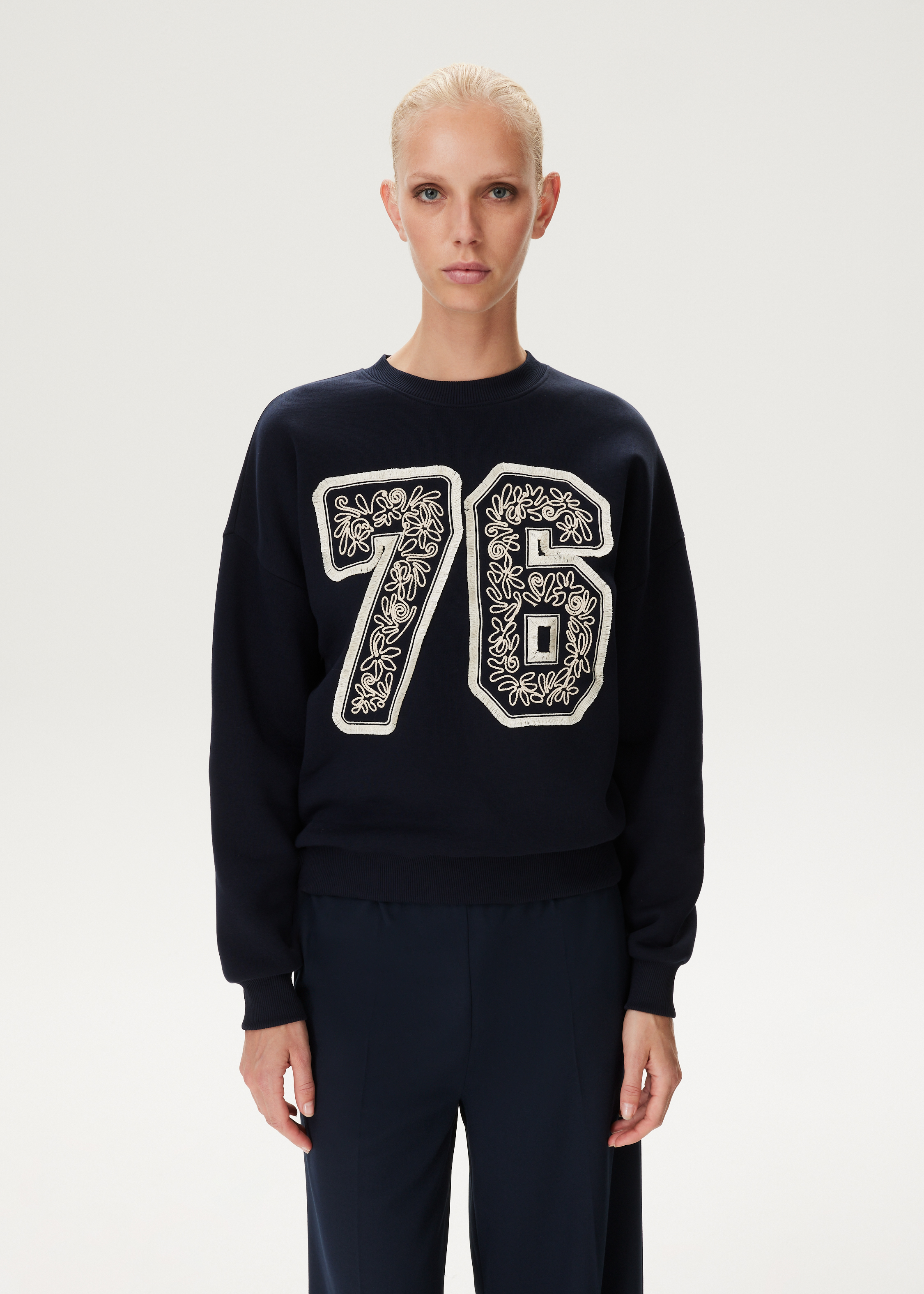 Sweater 76 met borduurwerk