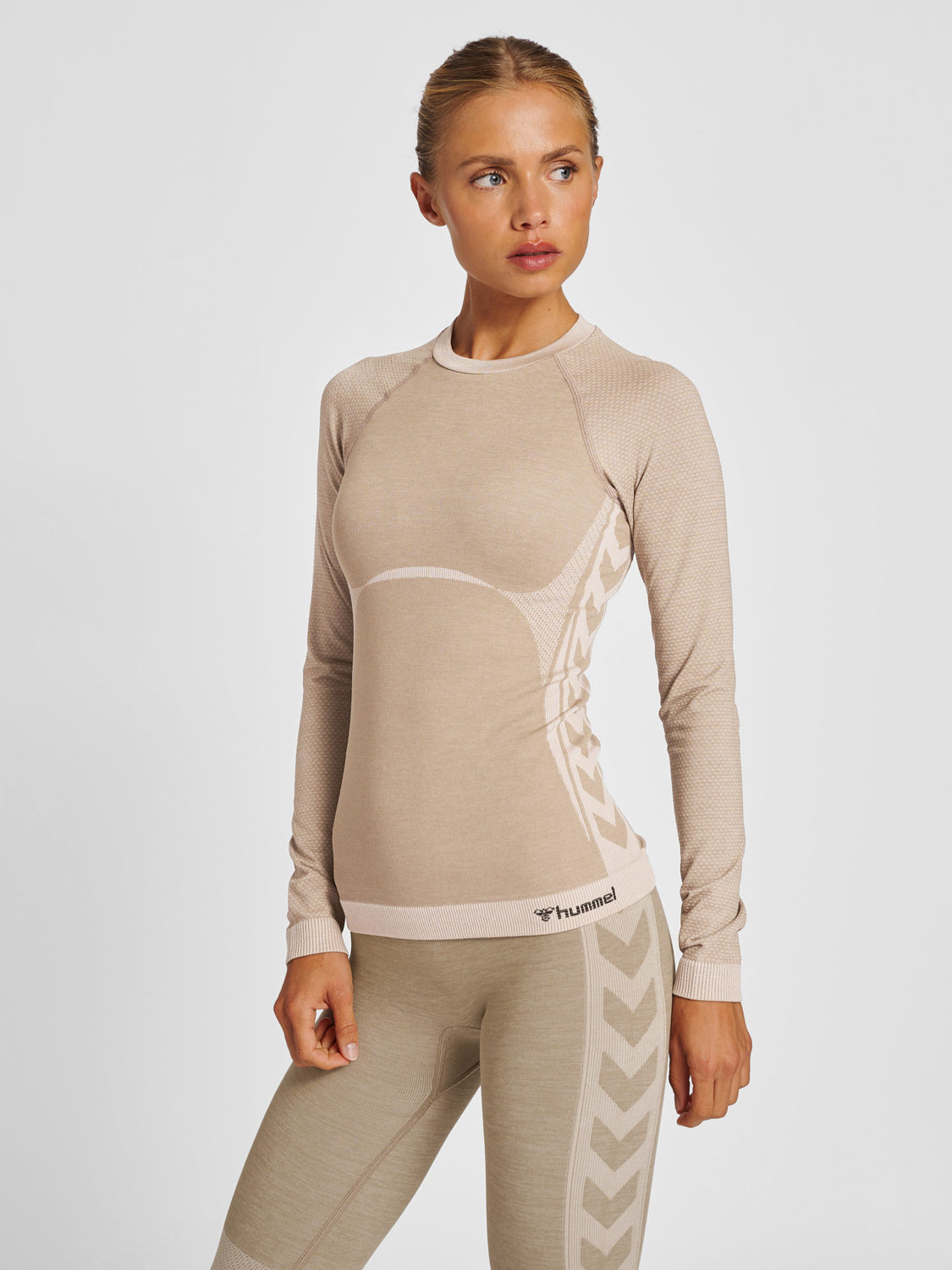 hmlCLEA SEAMLESS TIGHT T-SHIRT L/S