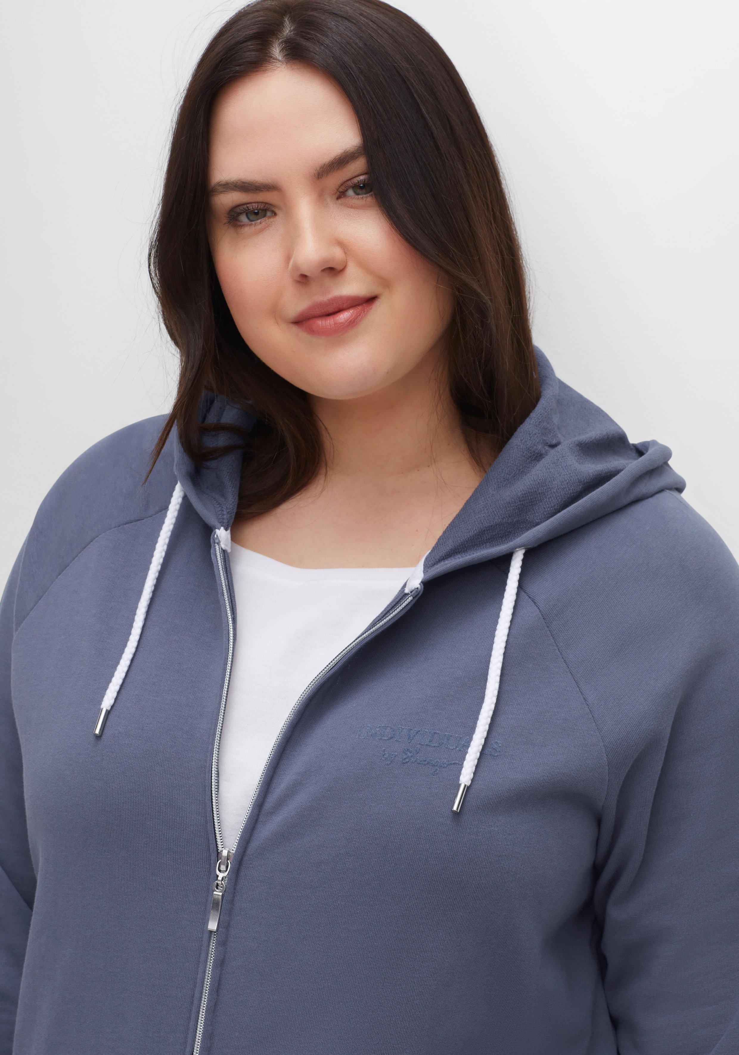 Sweatjacke mit Kapuze und kleinem Brust-Print