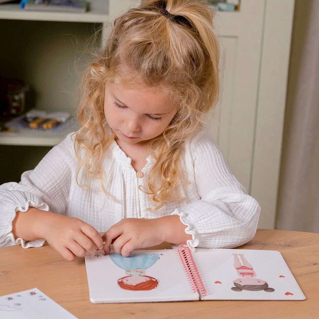 Little dutch aankleed- en stickerboek rosa