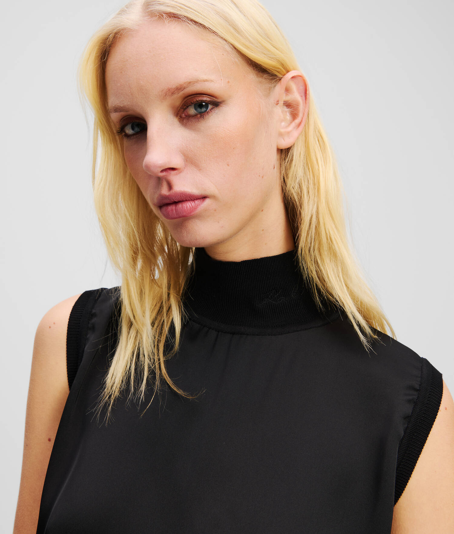 TOP SATIN SANS MANCHES - Noir