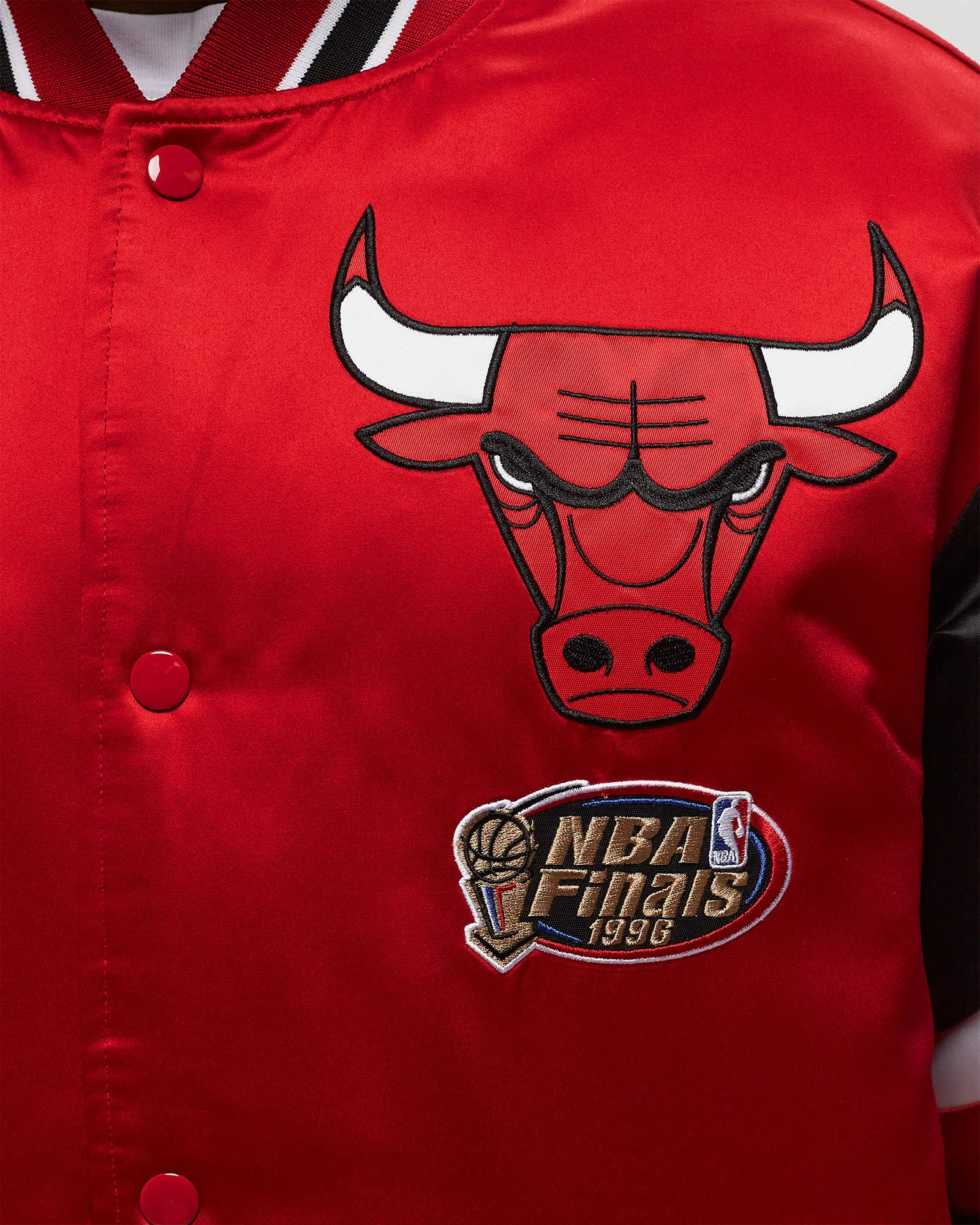 Mitchell & Ness NBA HEAVYWEIGHT SATIN JACKET CHICAGO BULLS