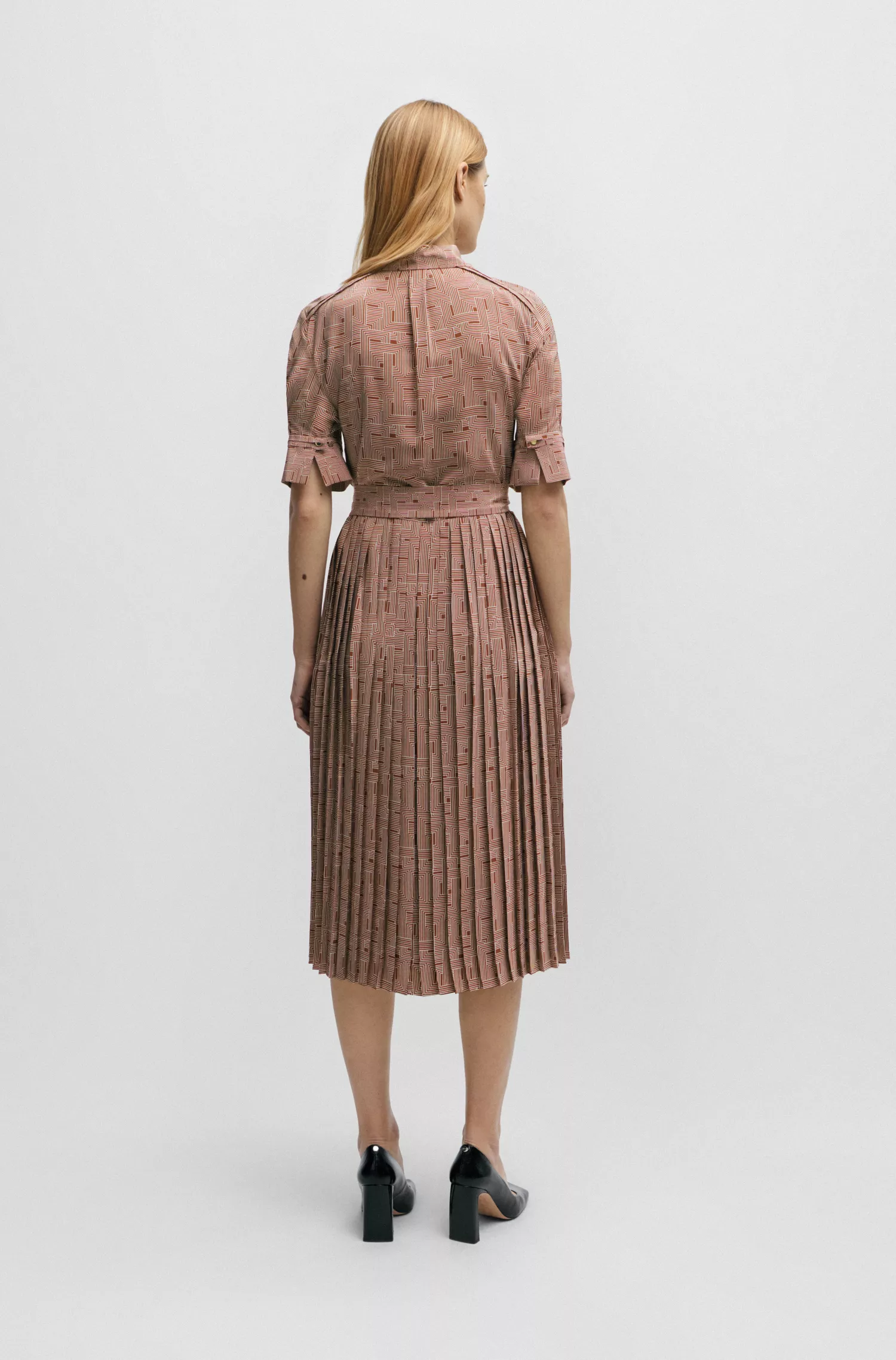 Vestido justo BOSS com cinto preto em seda estampada.