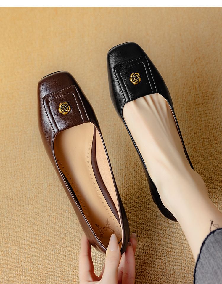 Cinnabelle - Pumps van imitatieleer met stevige hak en vierkante neus, effen bloemenaccent
