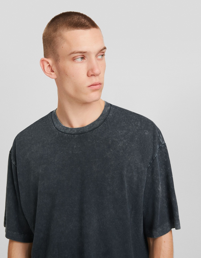 Camiseta cropped de manga curta com caimento quadrado e efeito desbotado