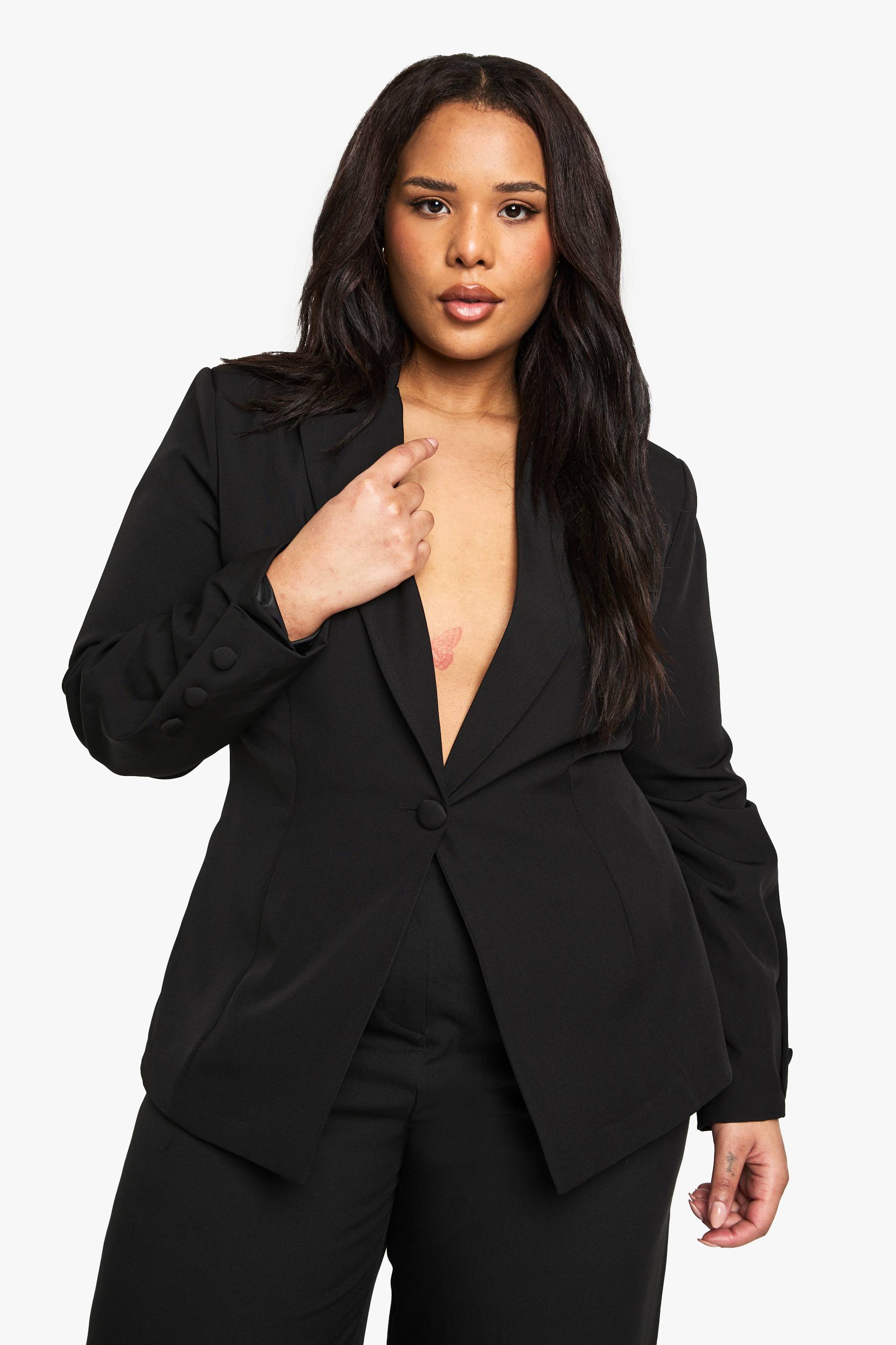 boohoo Blazer grande taille tissé, coupé sur mesure, avec détail de bouton en tissu assorti