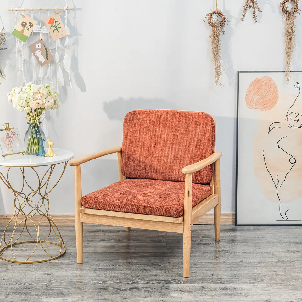 Fauteuil van massief hout en terracotta stof