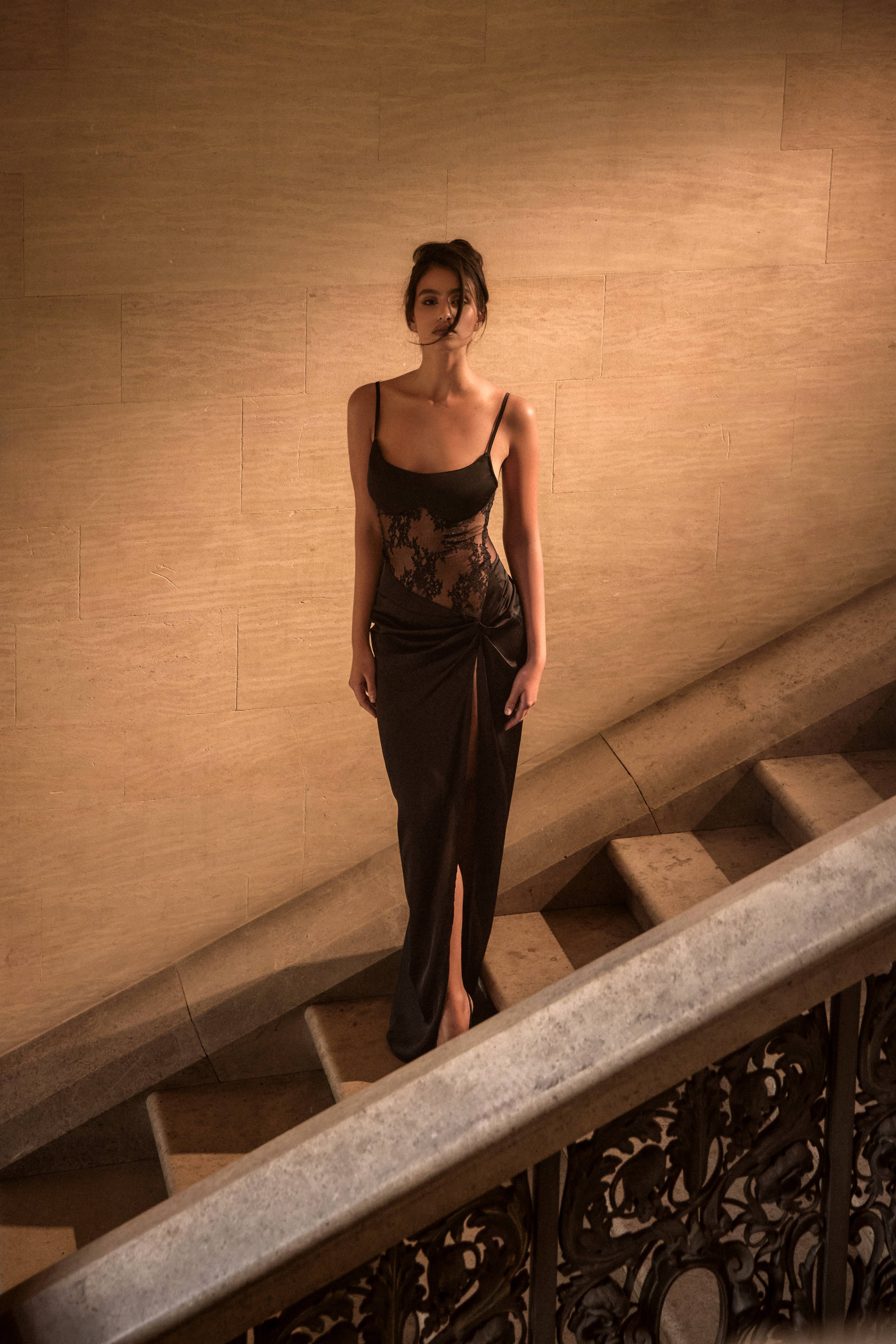 Noir Robe Longue À Bretelles Plt Label Avec Empiècements Satinés Et Bustier En Dentelle