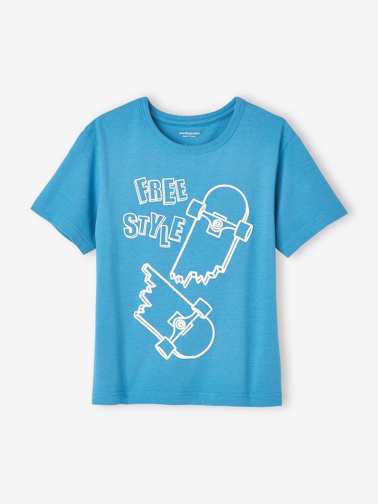 Camiseta verde infantil com estampa gigante e detalhes em relevo.