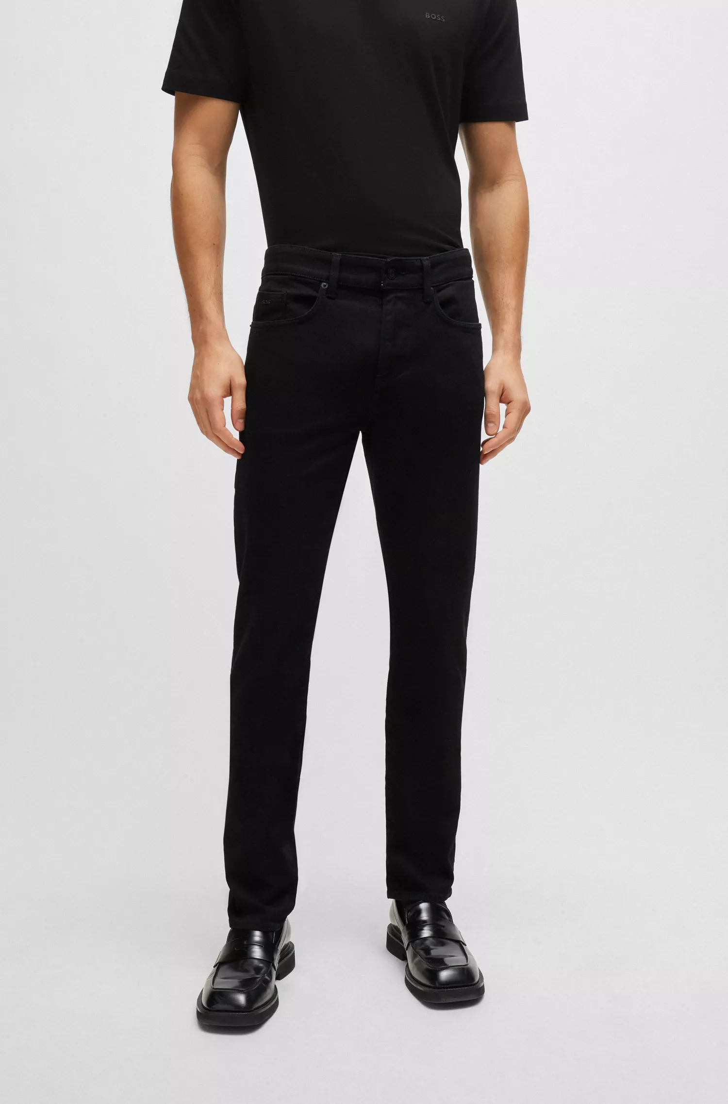 Calça jeans BOSS preta, corte slim, em denim italiano supermacio.