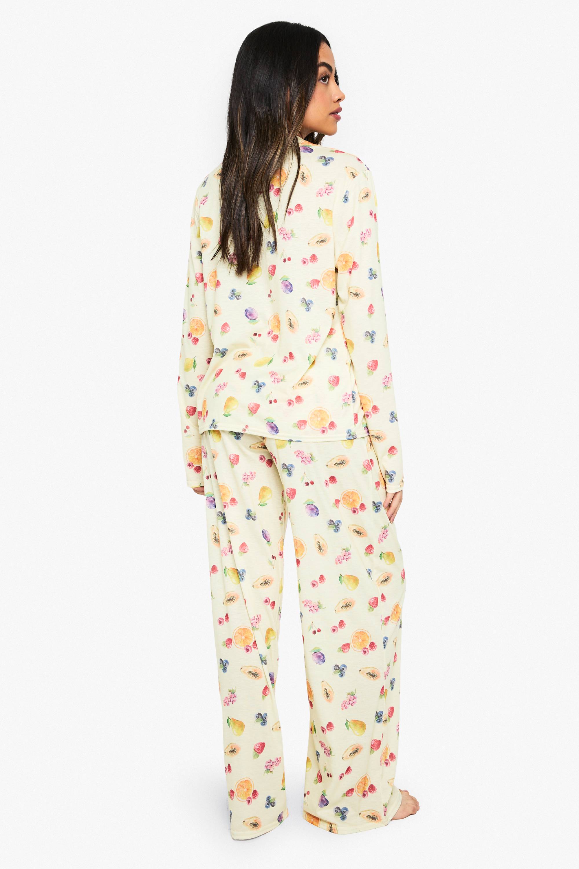 boohoo Ensemble pyjama chemise à manches longues et pantalon à imprimé mixte de fruits