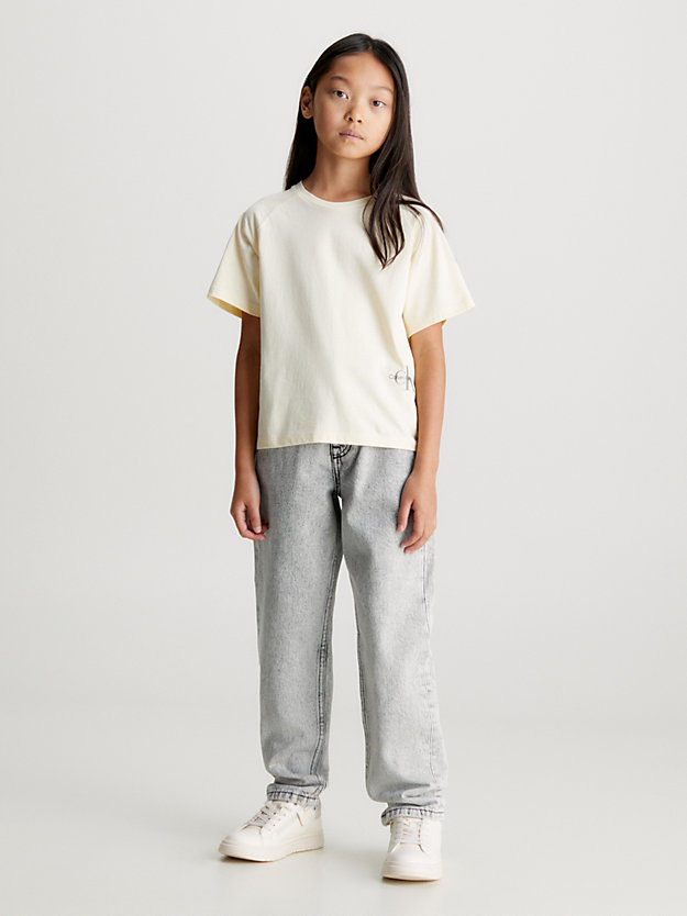 Calça jeans stonewashed com pernas cilíndricas