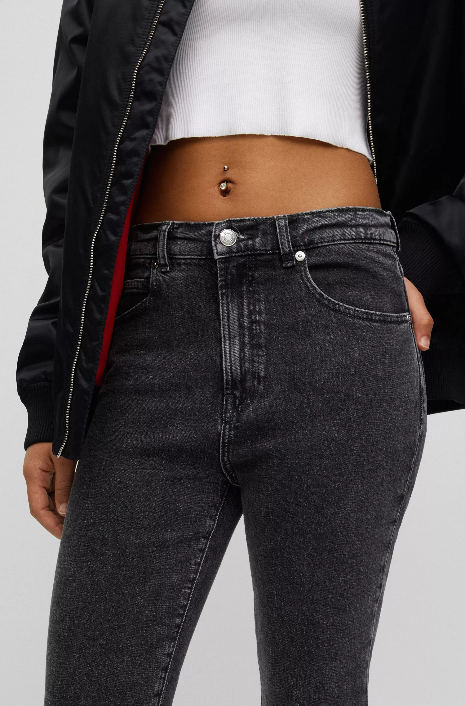 Calça jeans HUGO vermelha, modelo mom slim fit, em denim preto elástico.
