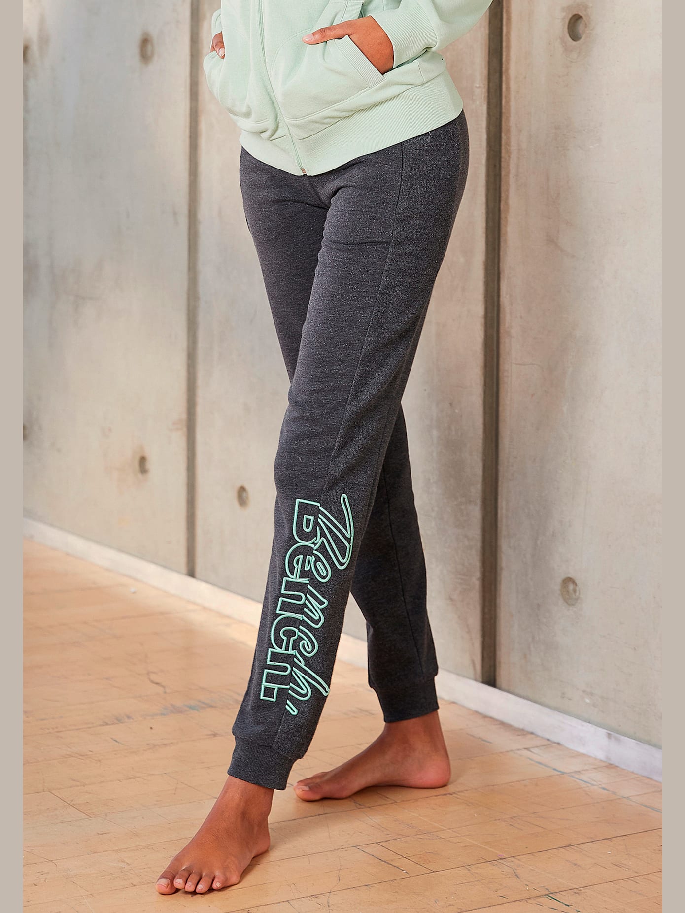Pantalon détente avec logo brodé