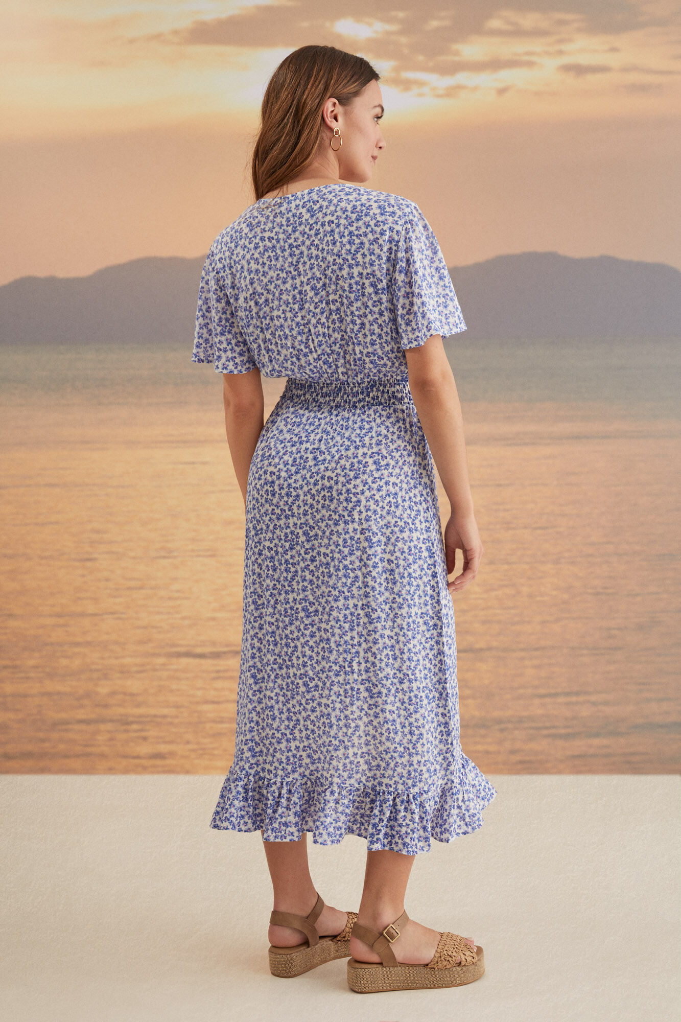 Vestido midi azul com estampa floral e babados - Estampa