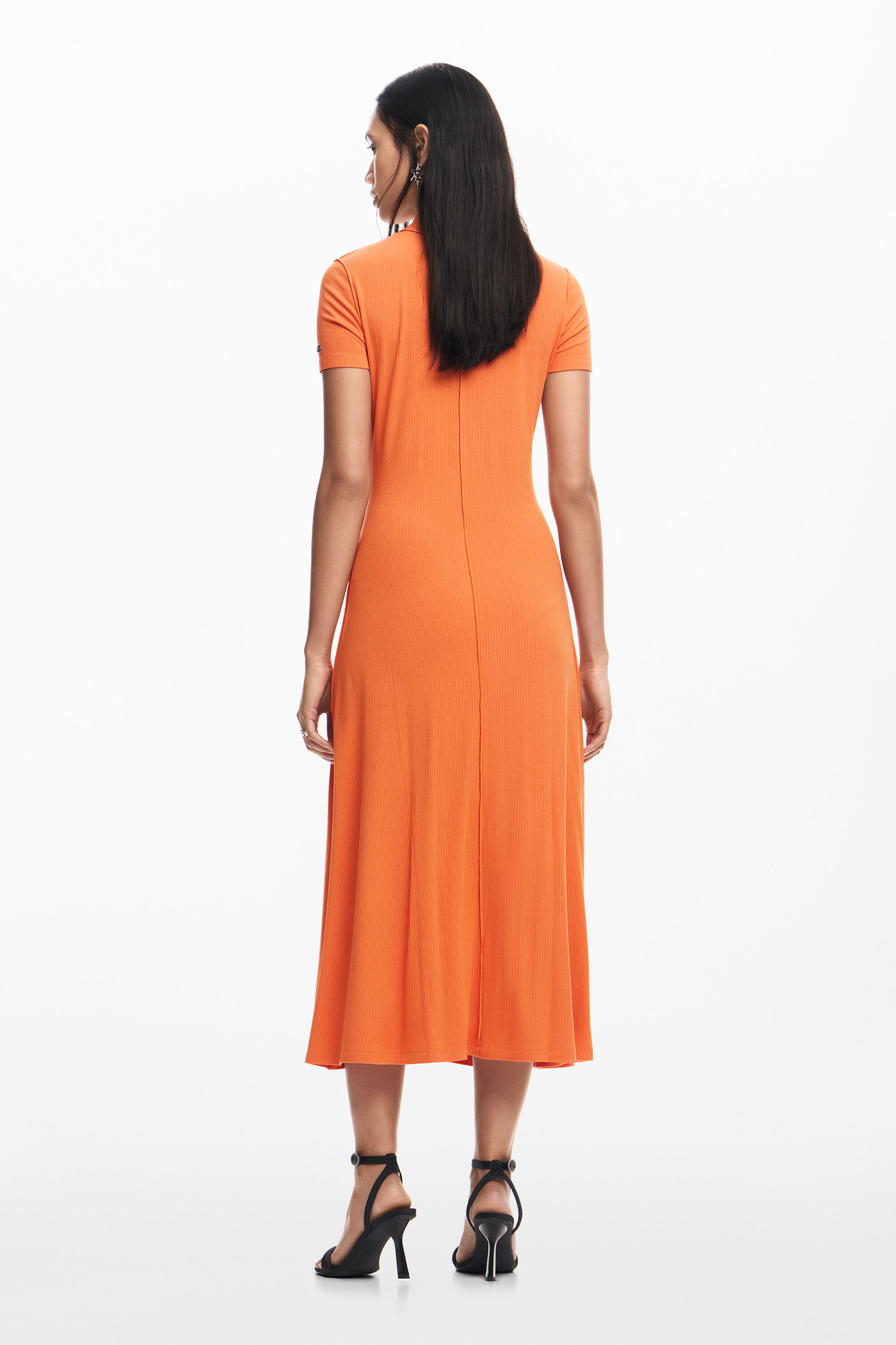 Vestido midi de gola alta