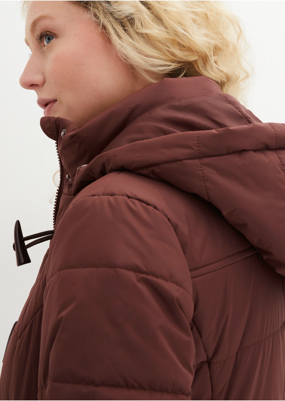 Veste à capuche avec boutons brandebourg