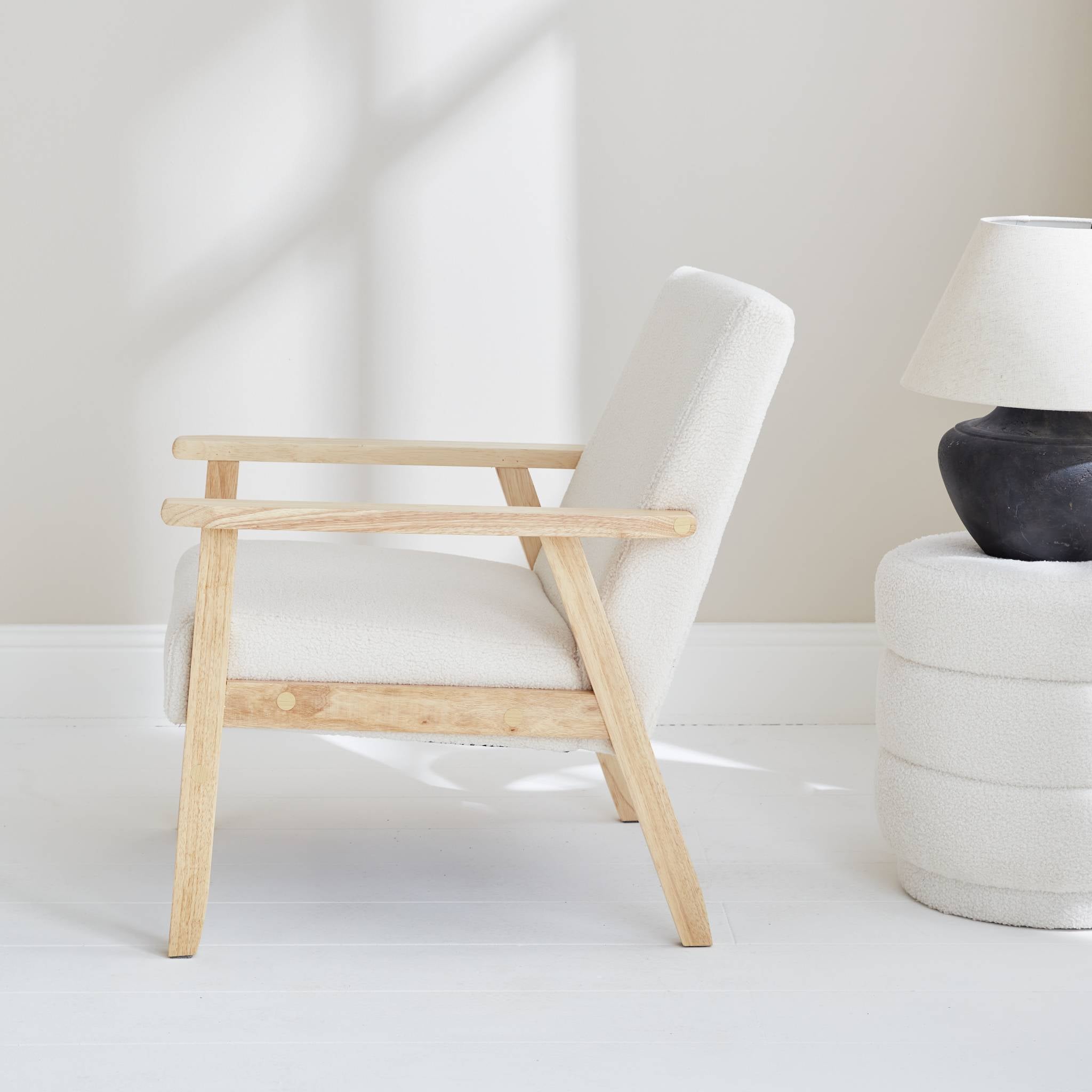 sweeek - Houten fauteuil met bouclé zitting