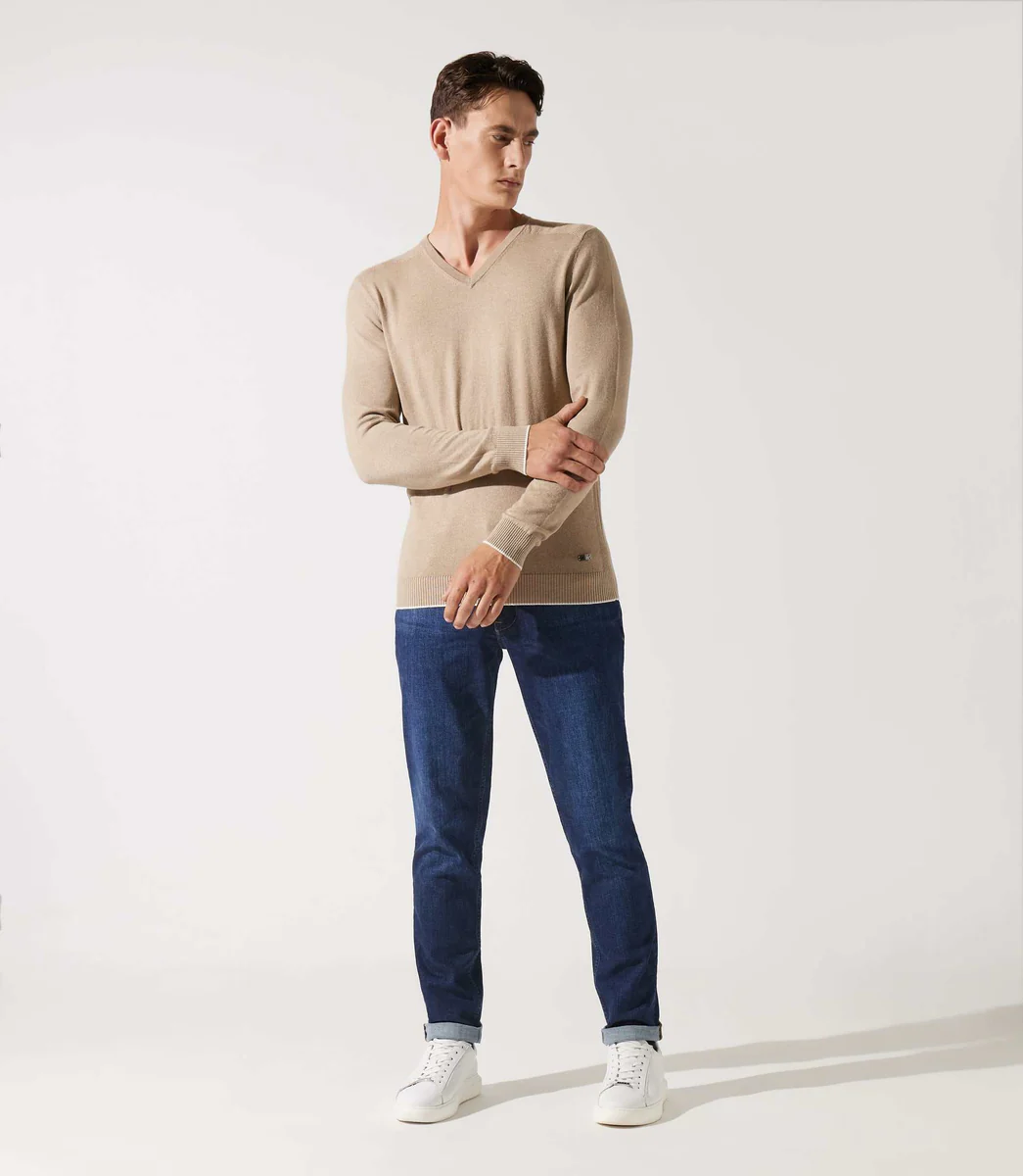 Pull col v rayé beige foncé