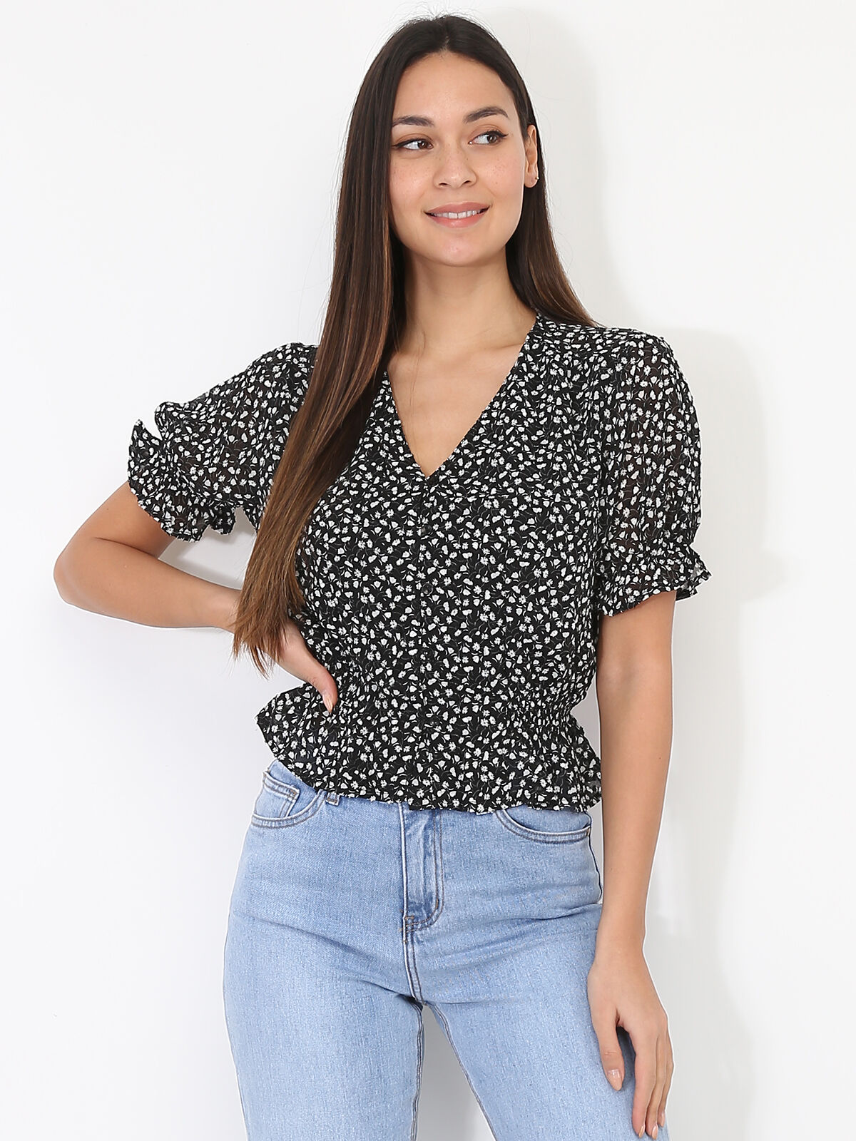 Top froncé et boutonné à fleurs- Noir