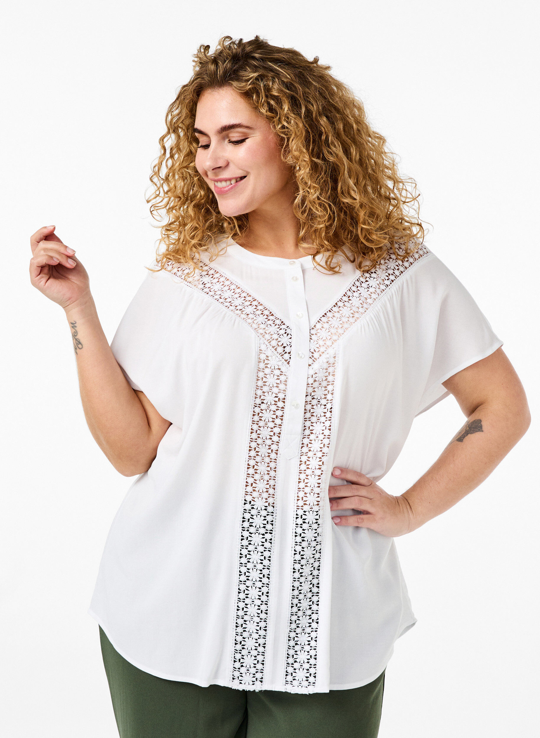 Viskose bluse med blondebånd