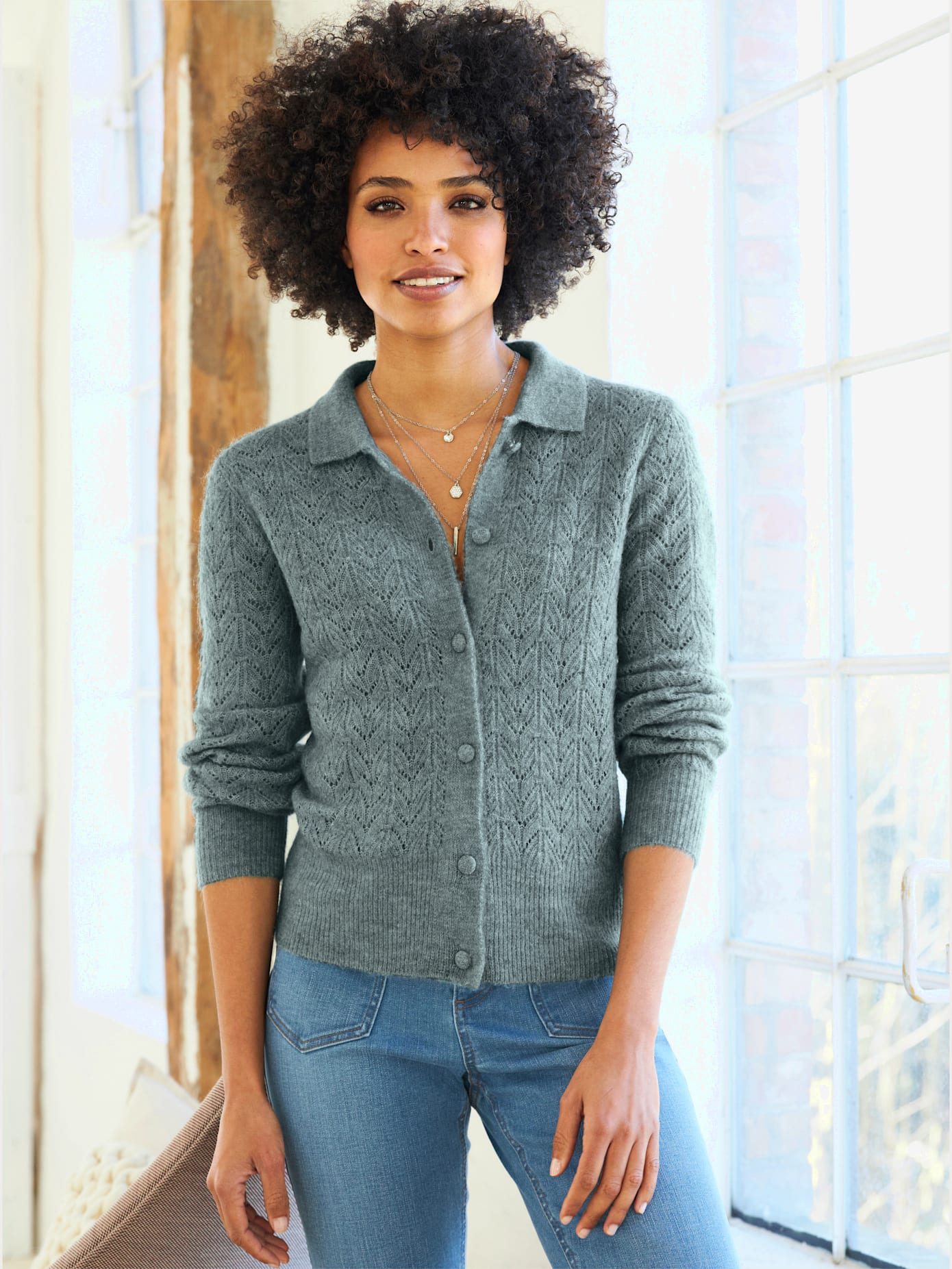 Veste en tricot motif ajouré transparent discret