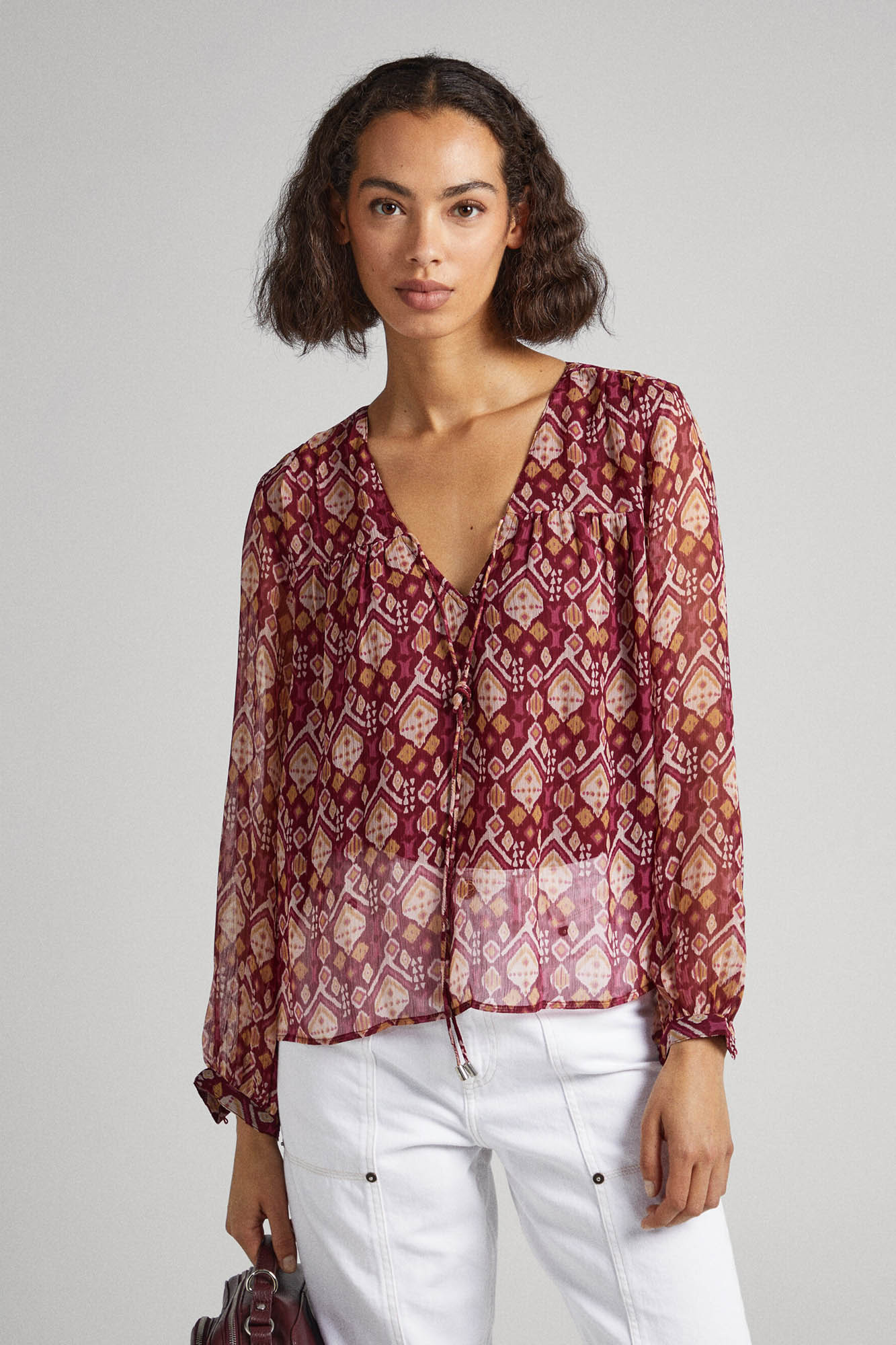 Blusa com decote em forma de fechadura