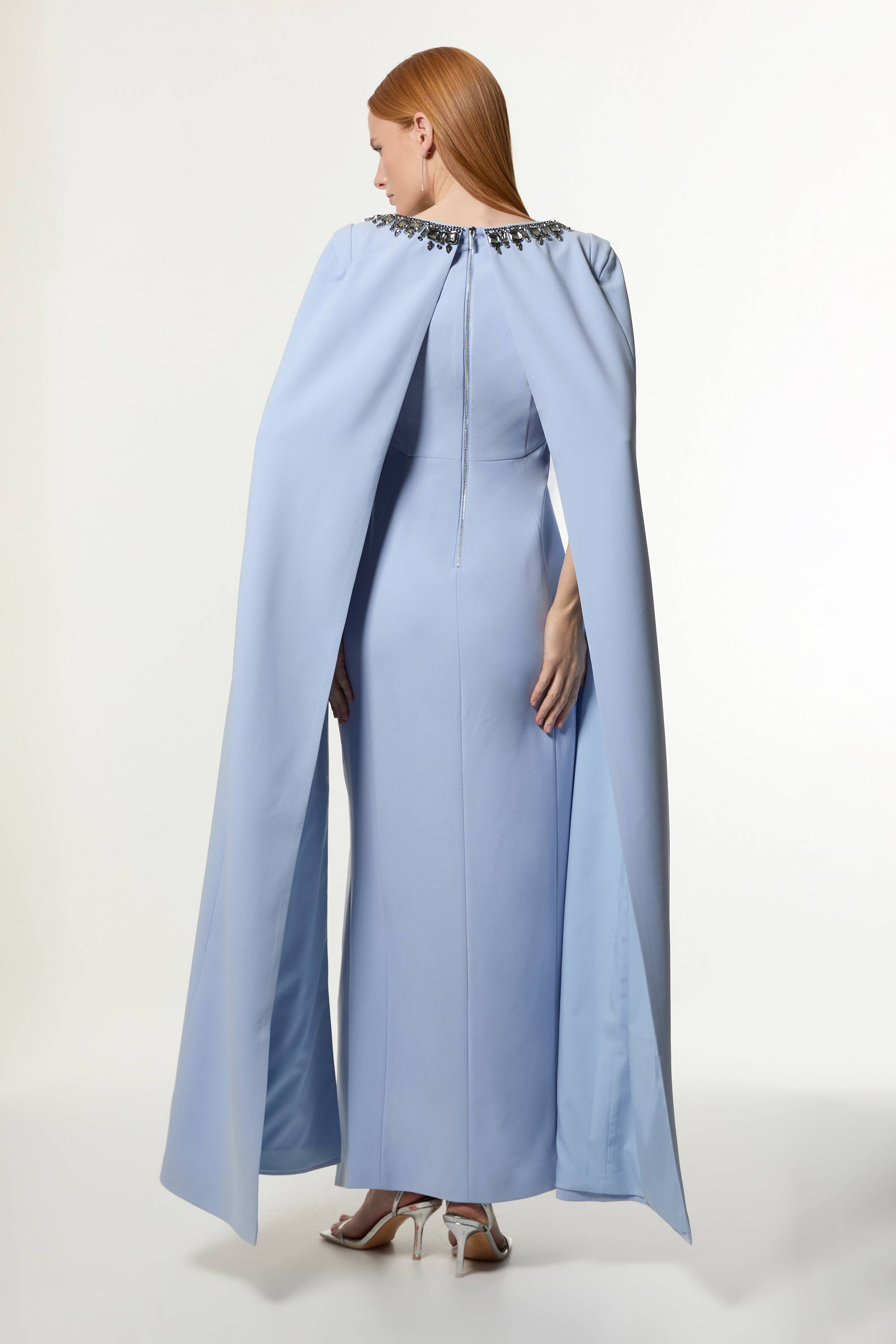 KarenMillen Robe maxi cape en viscose crêpe tissée ornée de cristaux