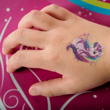 Roth Kinder-Tattoo, Einhornportrait