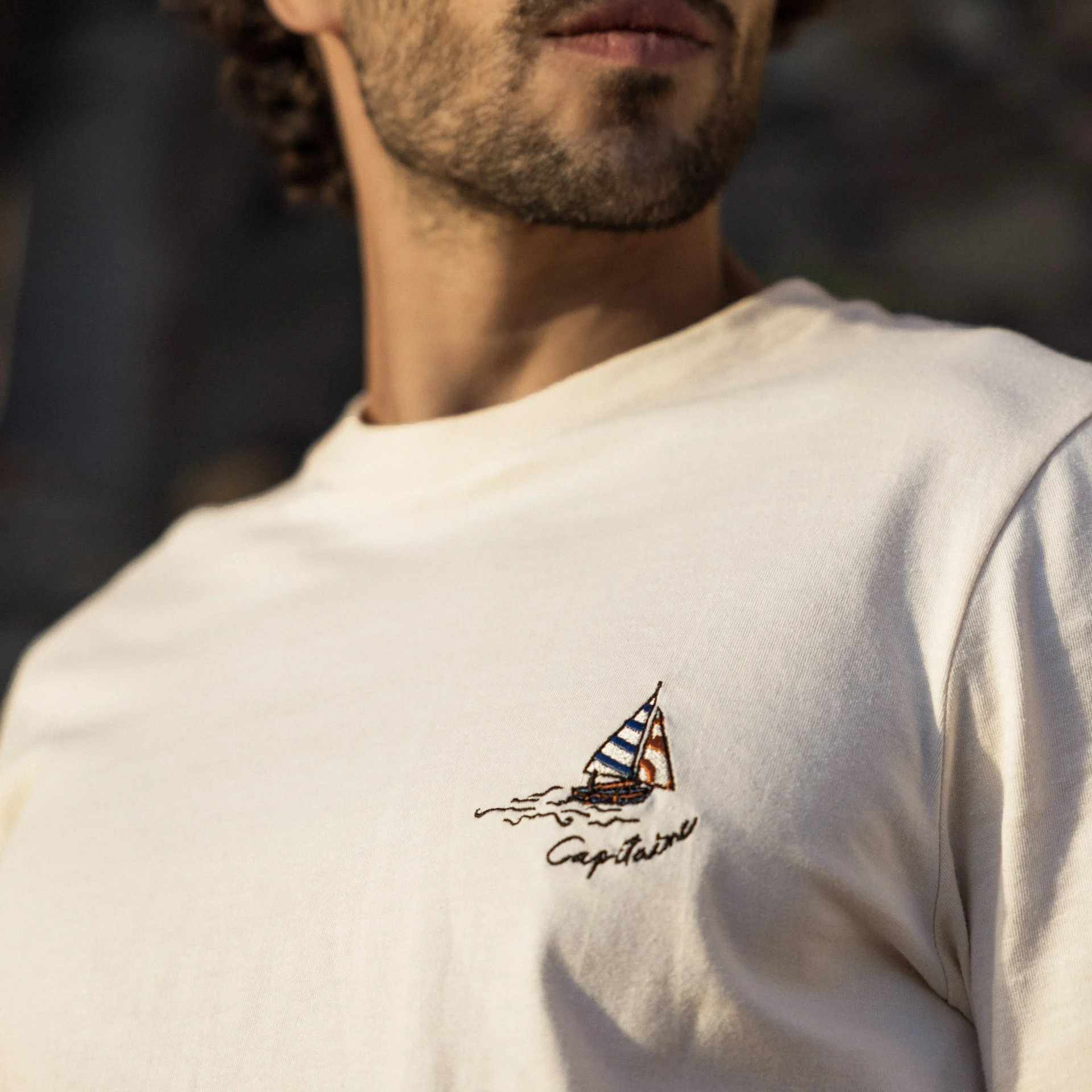 T-shirt écru broderie poitrine capitaine coton et coton recyclé - modèle arcy