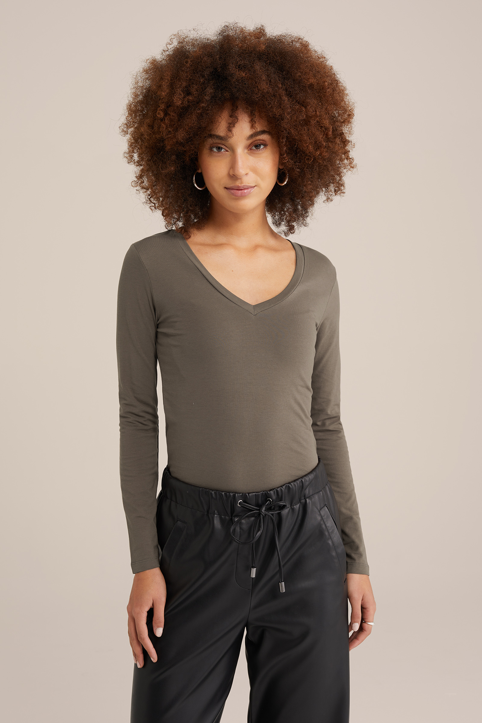 T-shirt met V-hals WE Fashion Bruin
