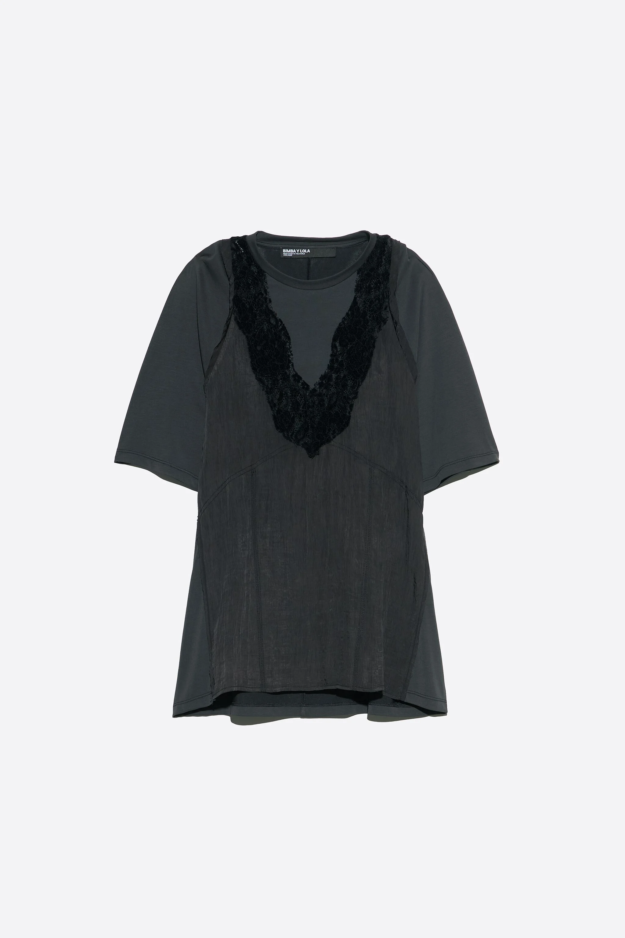 Camiseta preta desbotada com babador e detalhes em renda.