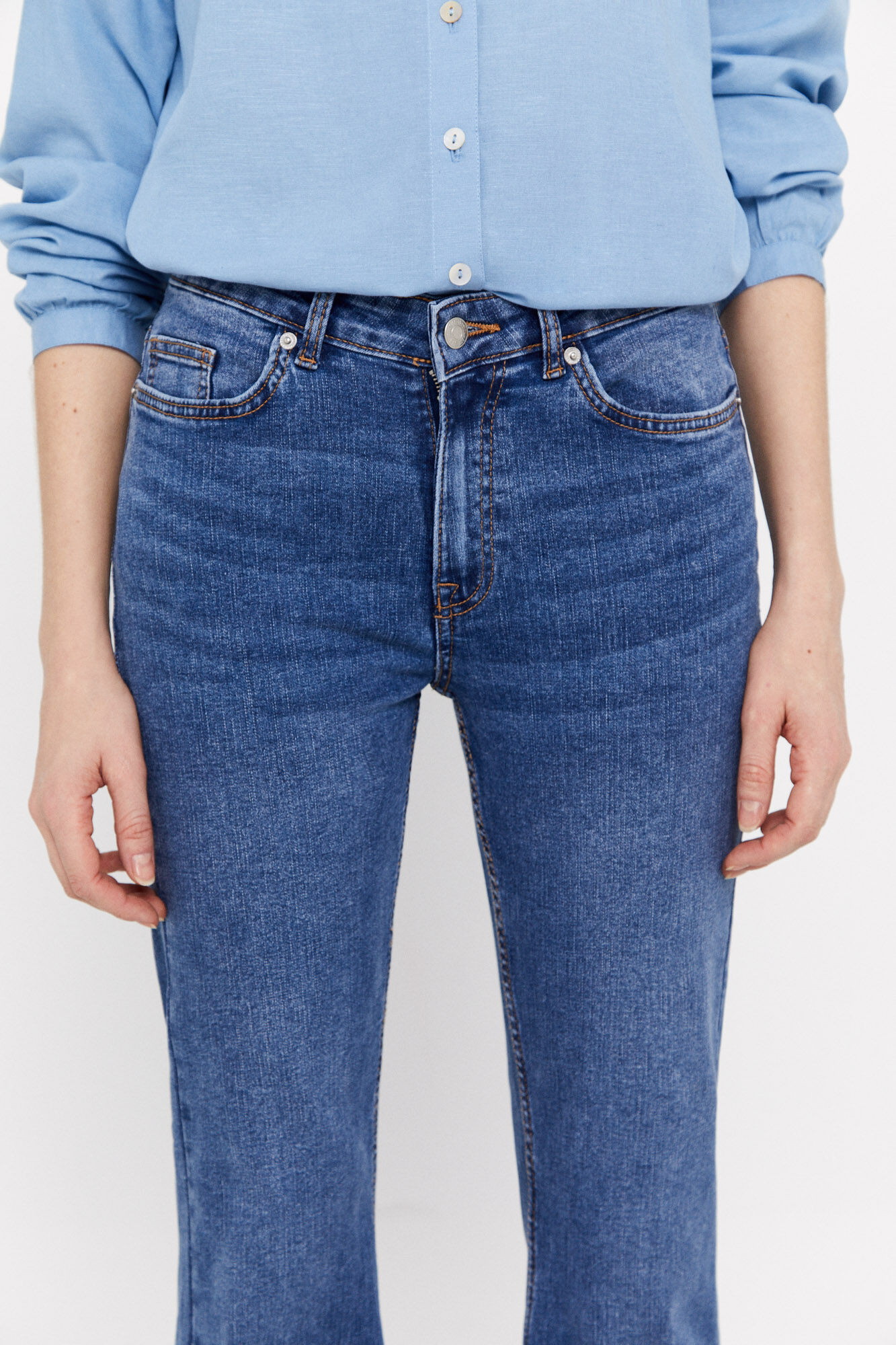 Calça jeans flare ajustada - Azul