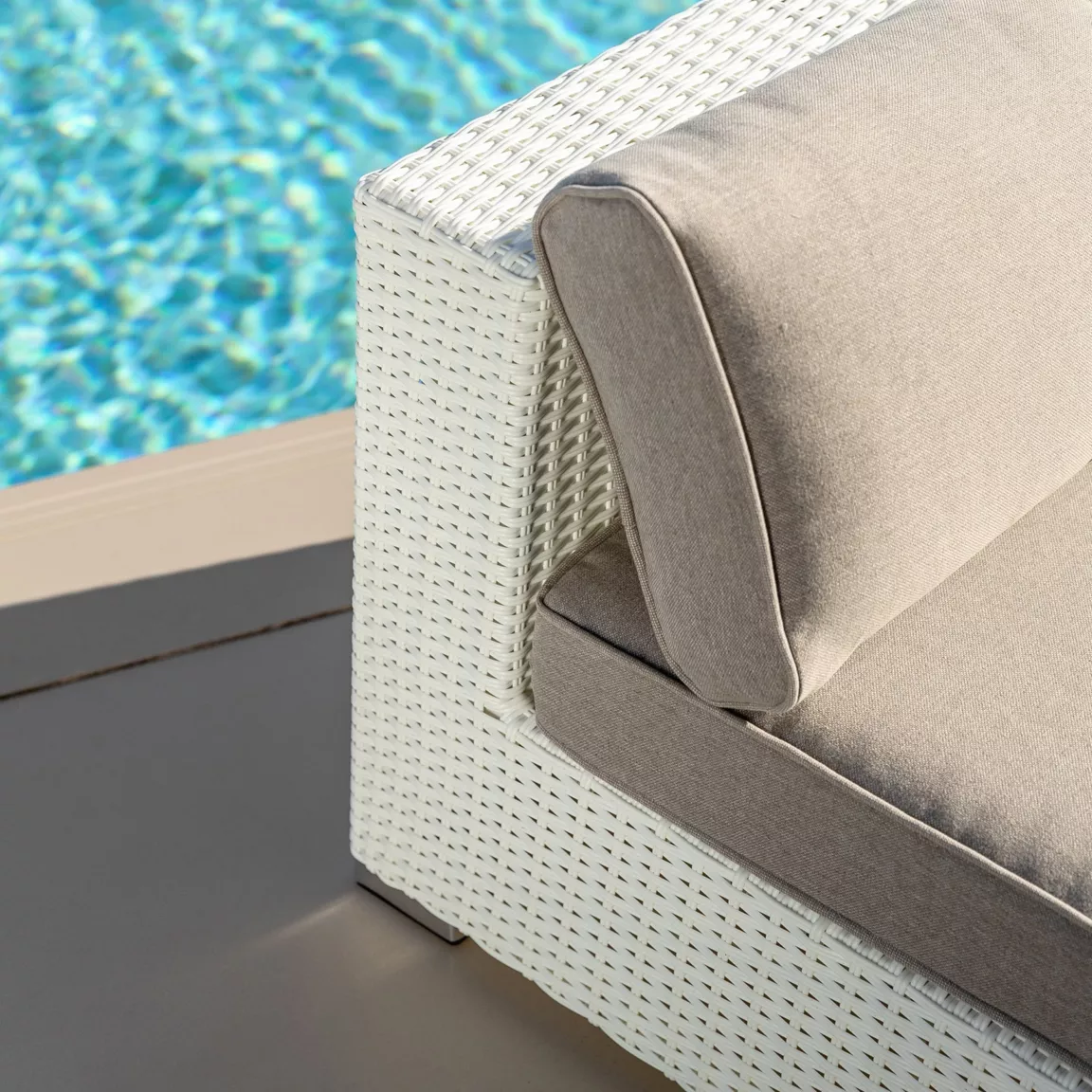 Chauffeuse de jardin en résine tressée 2 places Palma Blanc et taupe