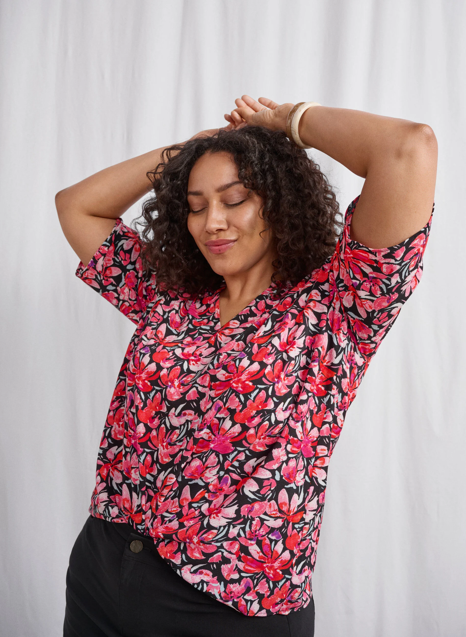 V-hals bluse med blomsterprint