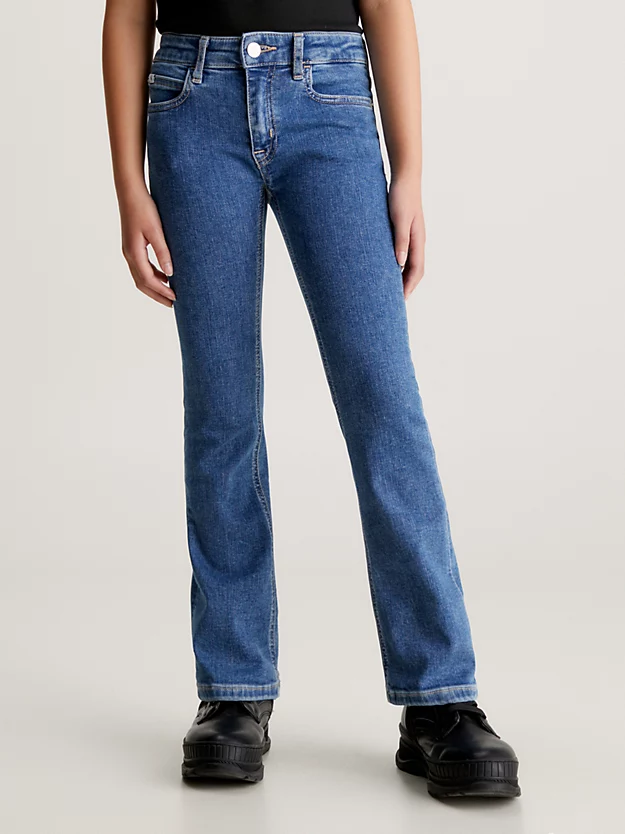 Ele me deu calças jeans.