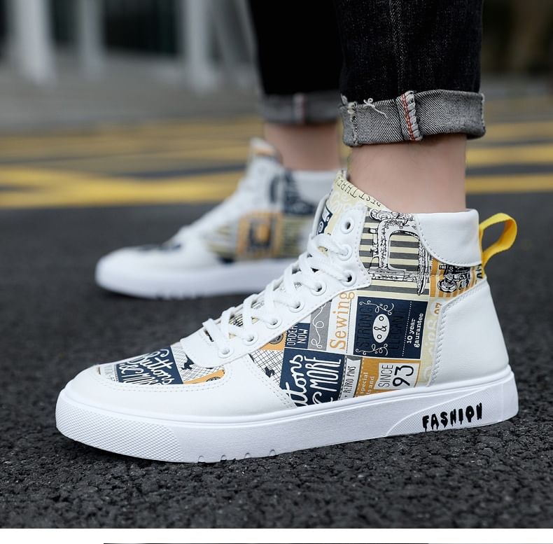 Tanzanite - Hoge sneakers van imitatieleer met vetersluiting en letterprint