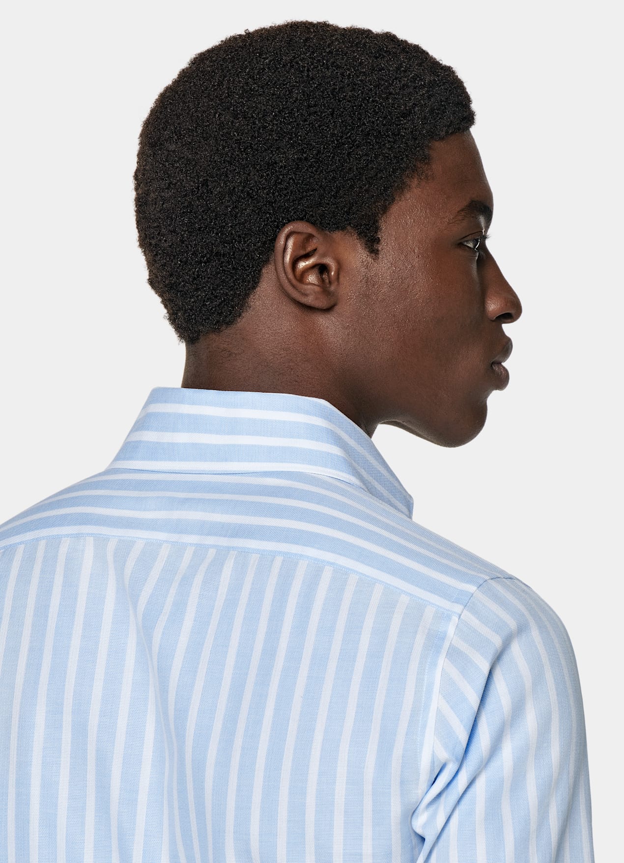 Chemise coupe très ajustée avec col d'une seule pièce bleu à rayures