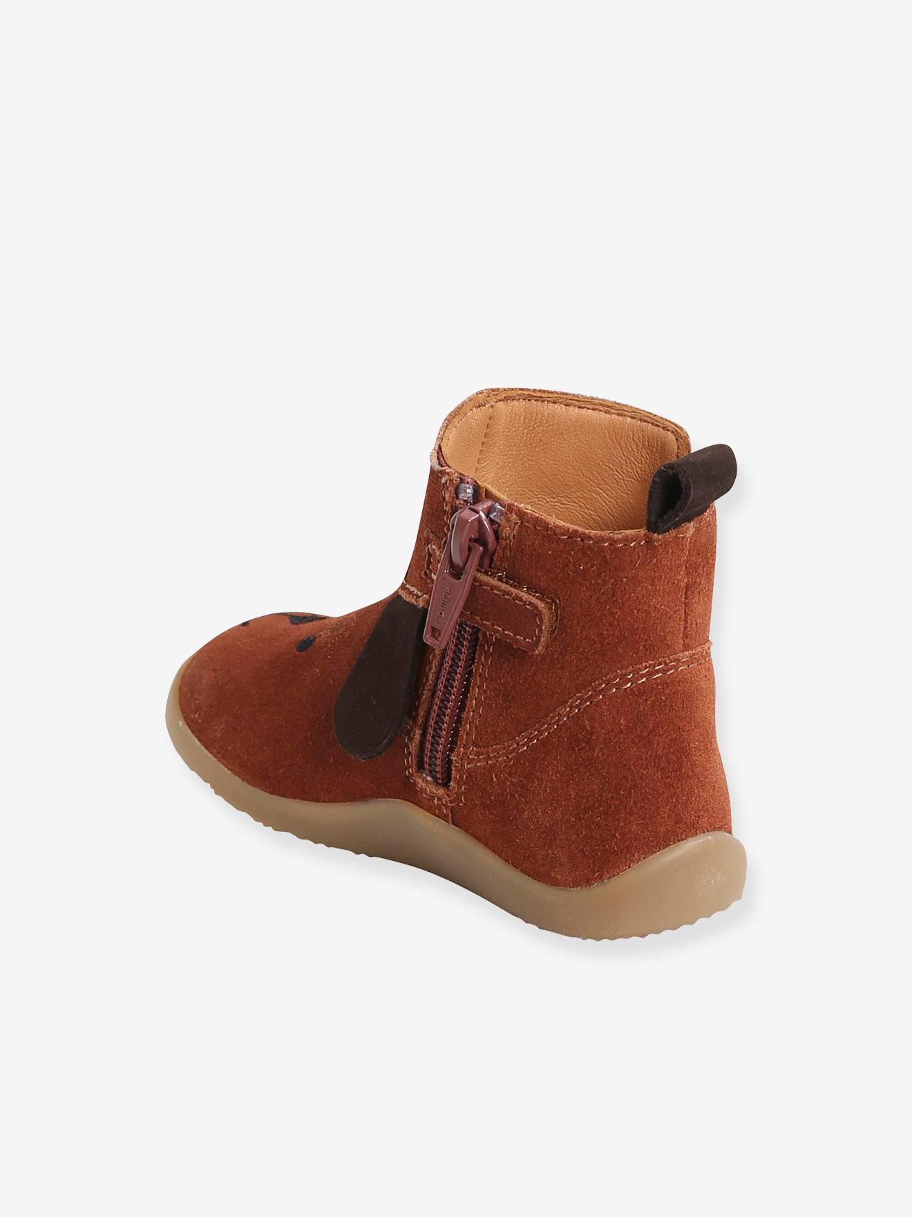 Botinhas de couro para primeiros passos de bebê menino, marrom médio liso com detalhes.